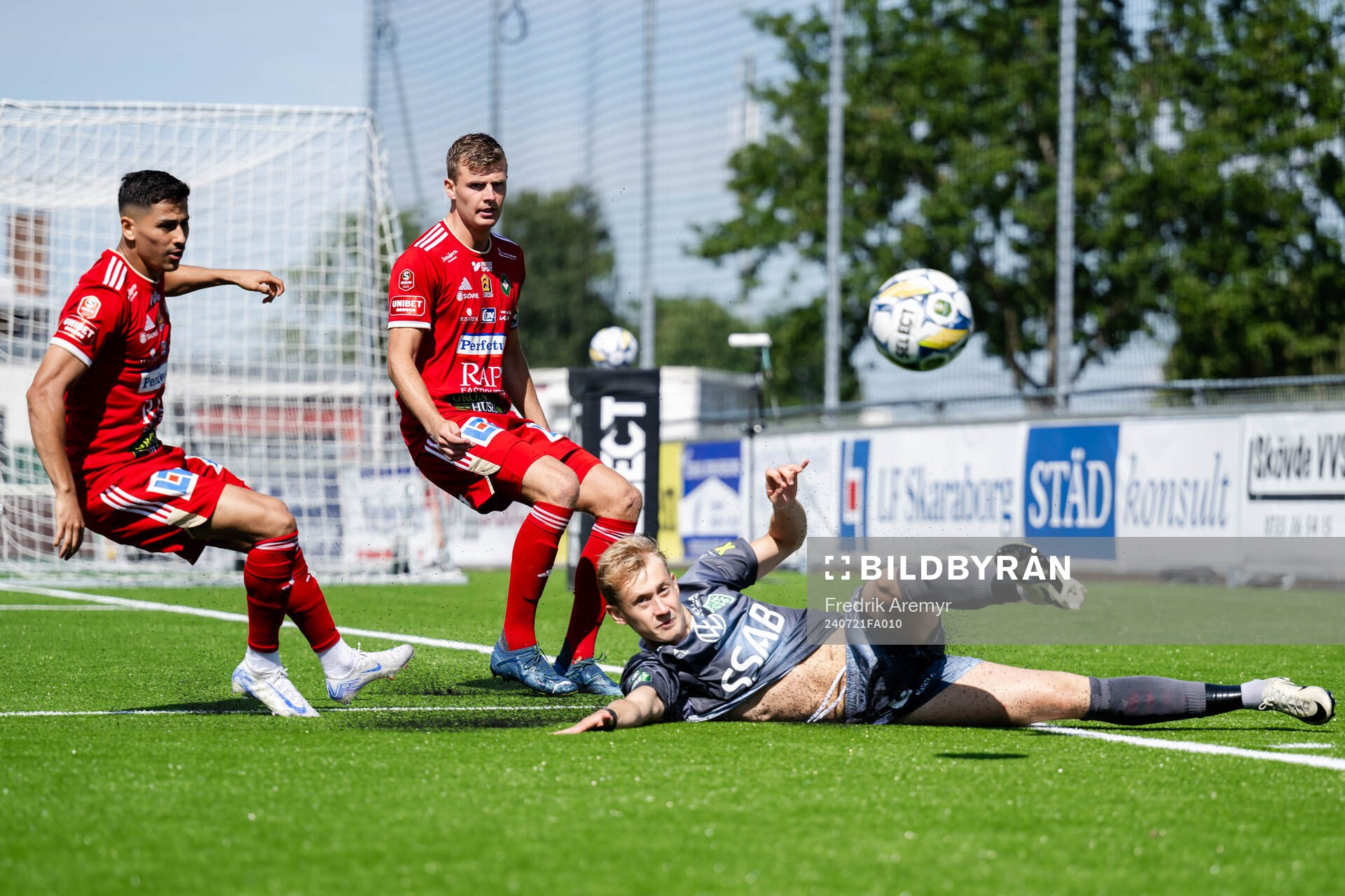 Brages Henry Sletsjøe i en kamp mot Skövde AIKs Marcus Mikhail och Filip Schyberg under fotbollsmatchen i Superettan mellan Skövde AIK och Brage den 21 juli 2024 i Skövde.