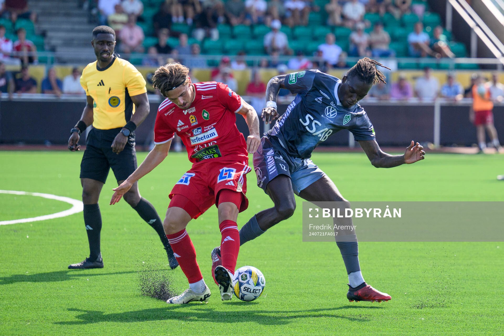 Skövde AIKs Fritiof Hellichius och Brages Ieltsin Jeronimo Semedo Camoes under fotbollsmatchen i Superettan mellan Skövde AIK och Brage den 21 juli 2024 i Skövde.
