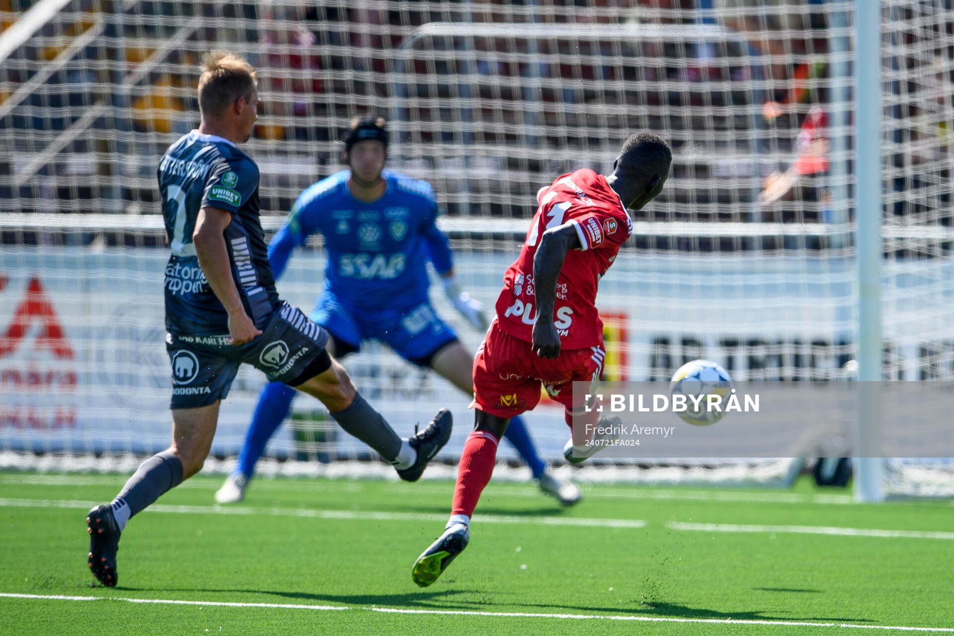 Brages Christopher Redenstrand och Skövde AIKs Mamadou