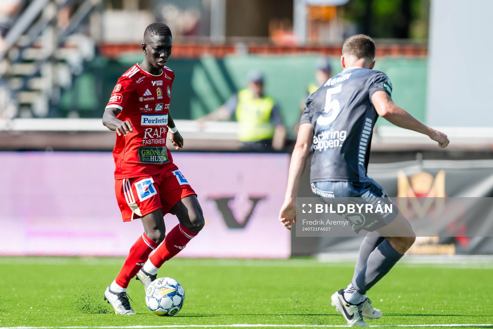 Skövde AIKs Mamadou Ousmane Diagne och Brages Oskar Ågren