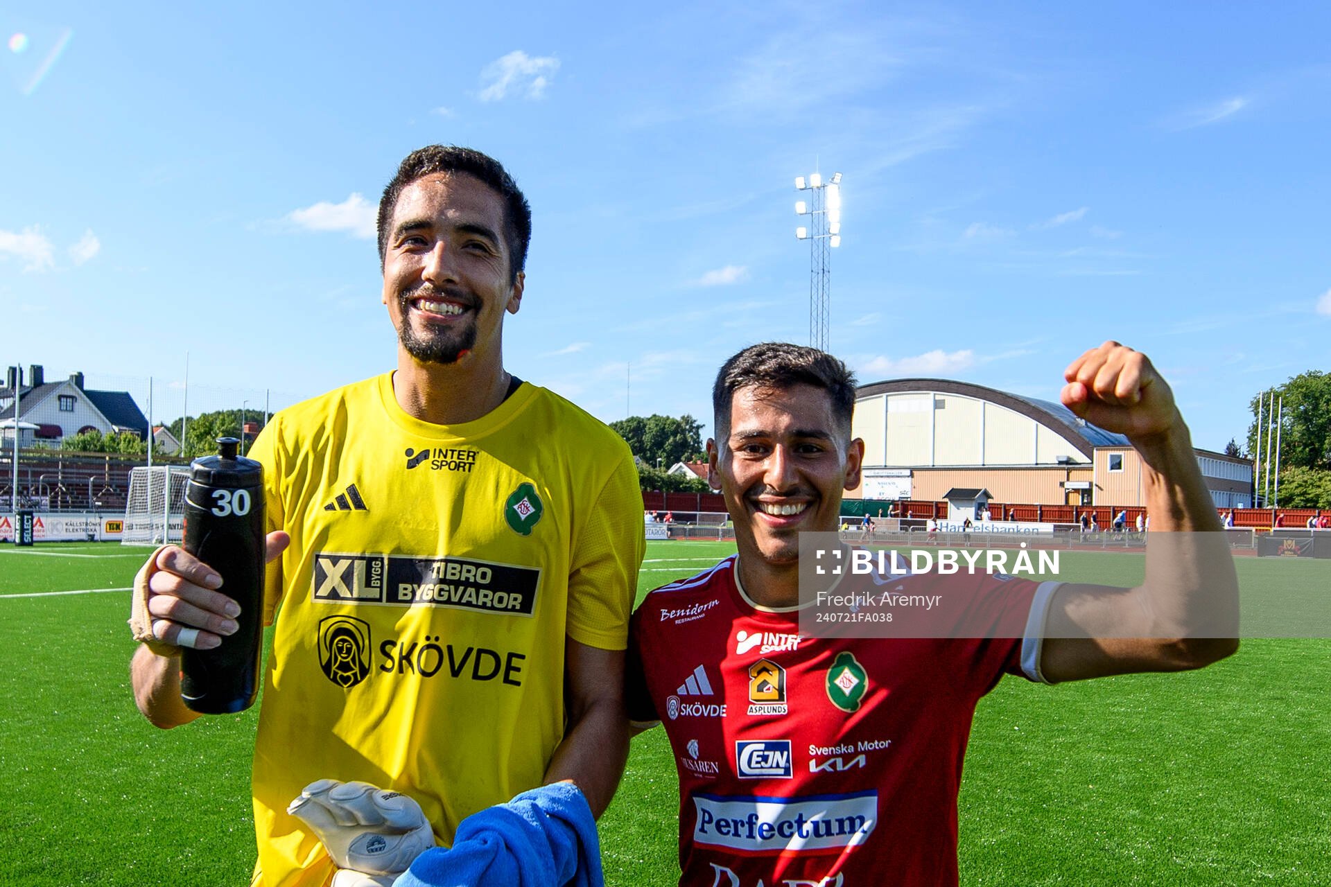 Skövde AIKs målvakt Adrian Zendejas och Marcus Mikhail