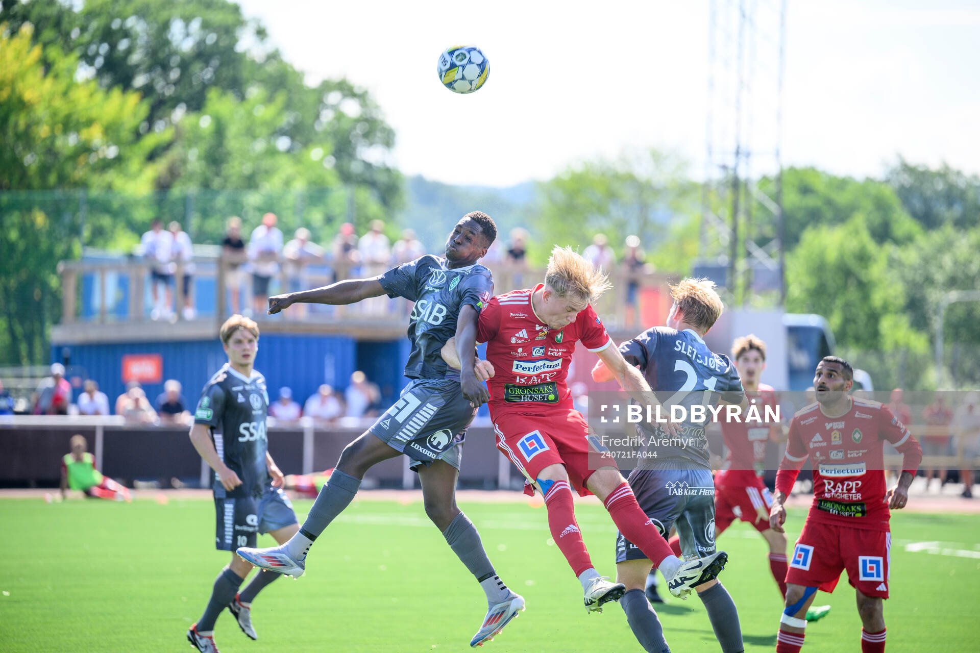 Brages Samouil Izountouemoi och Skövde AIKs Emil Skillermo