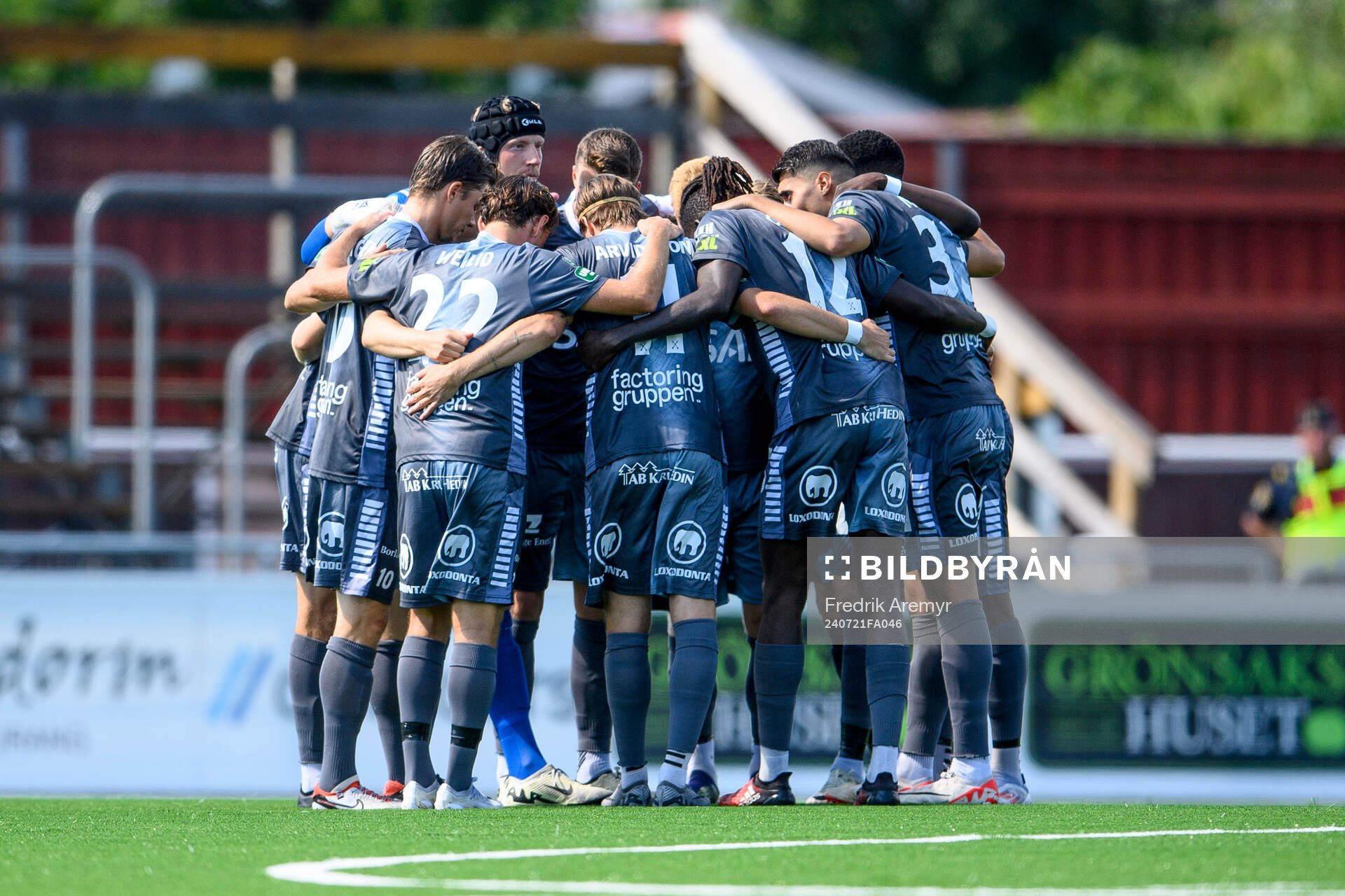 Brages  spelare samlas