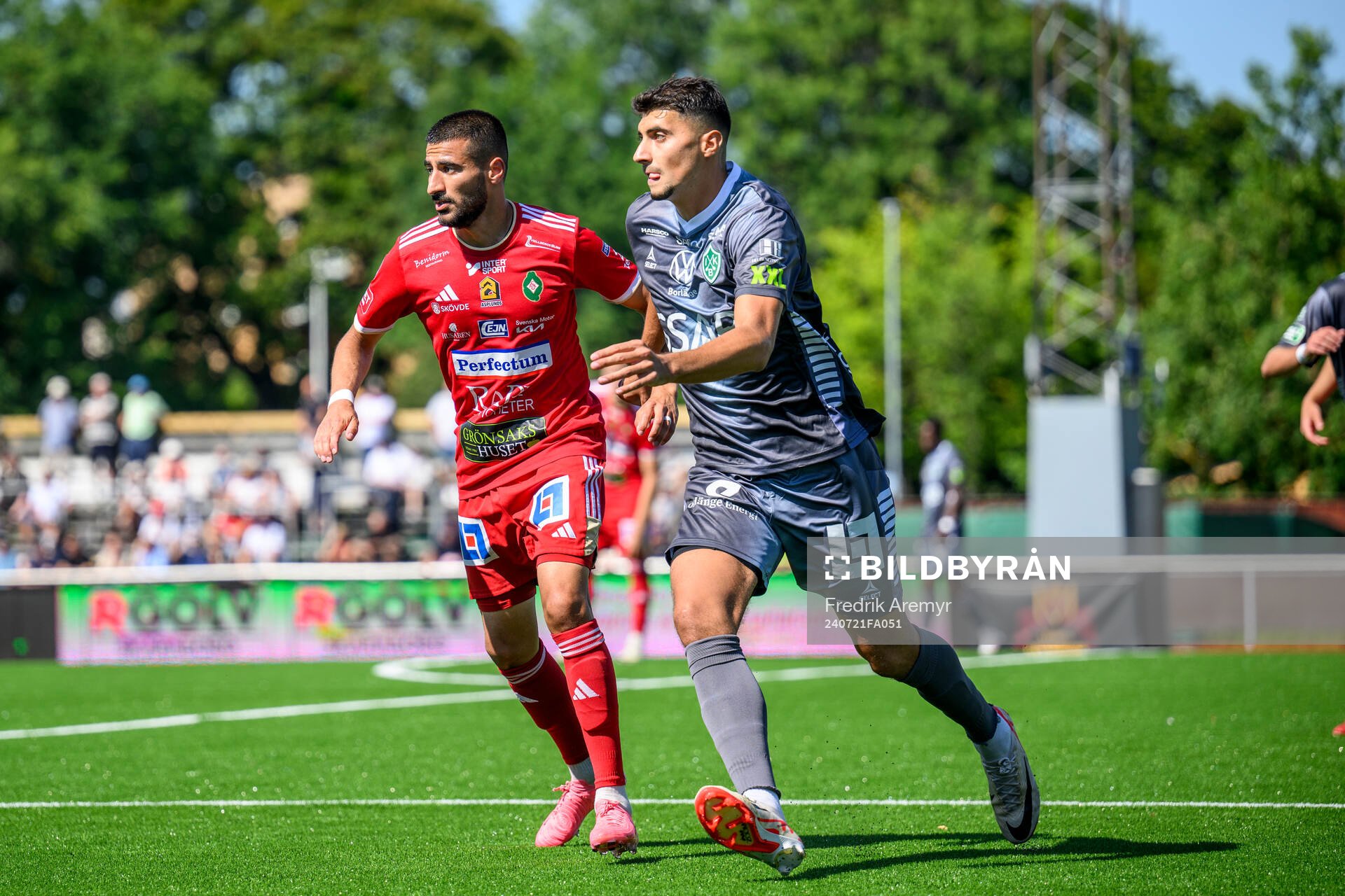 Skövde AIKs Elmar Abraham och Brages Amar Muhsin
