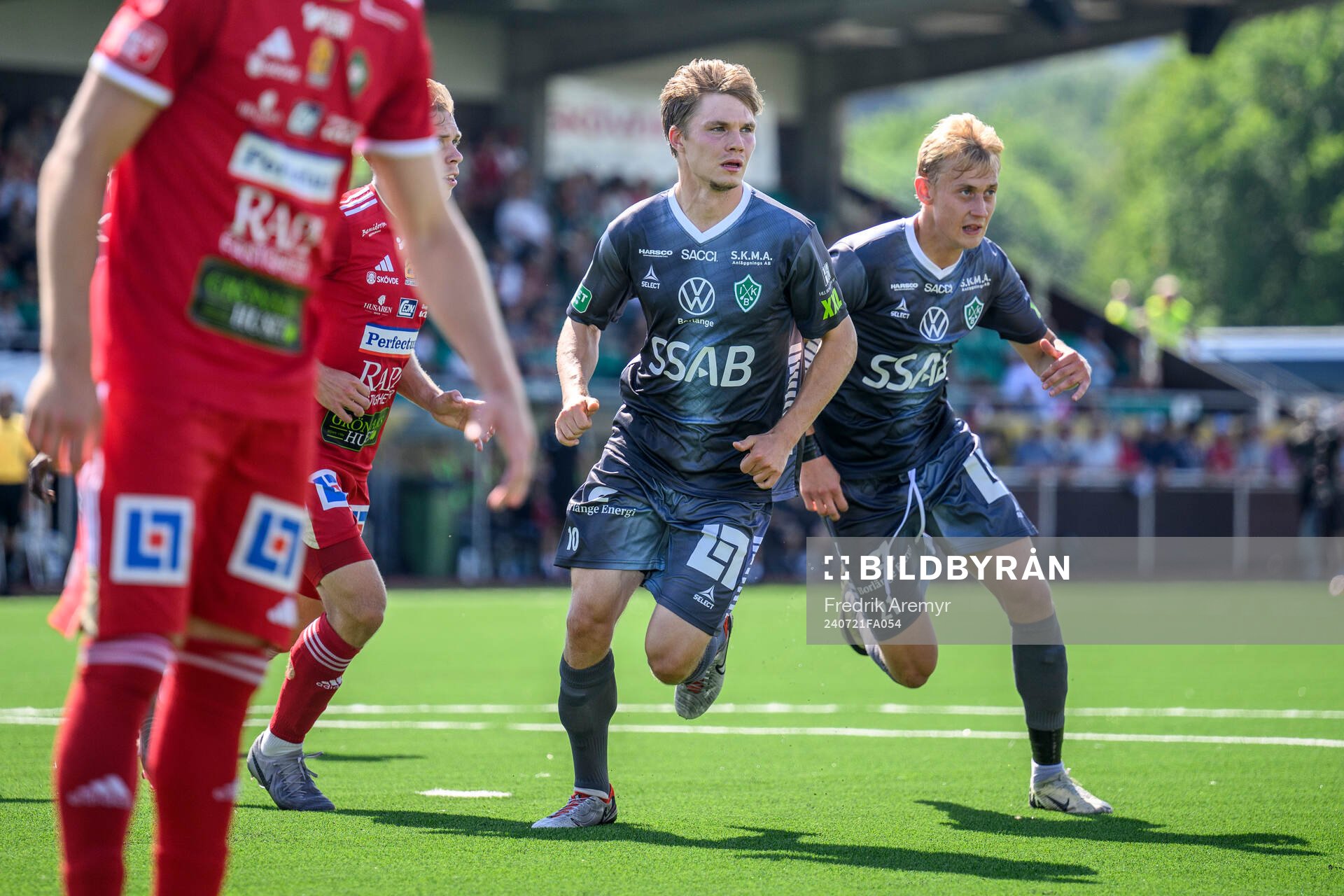 Brages Gustav Berggren och Henry Sletsjøe under fotbollsmatchen i Superettan mellan Skövde AIK och Brage den 21 juli 2024 i Skövde. 