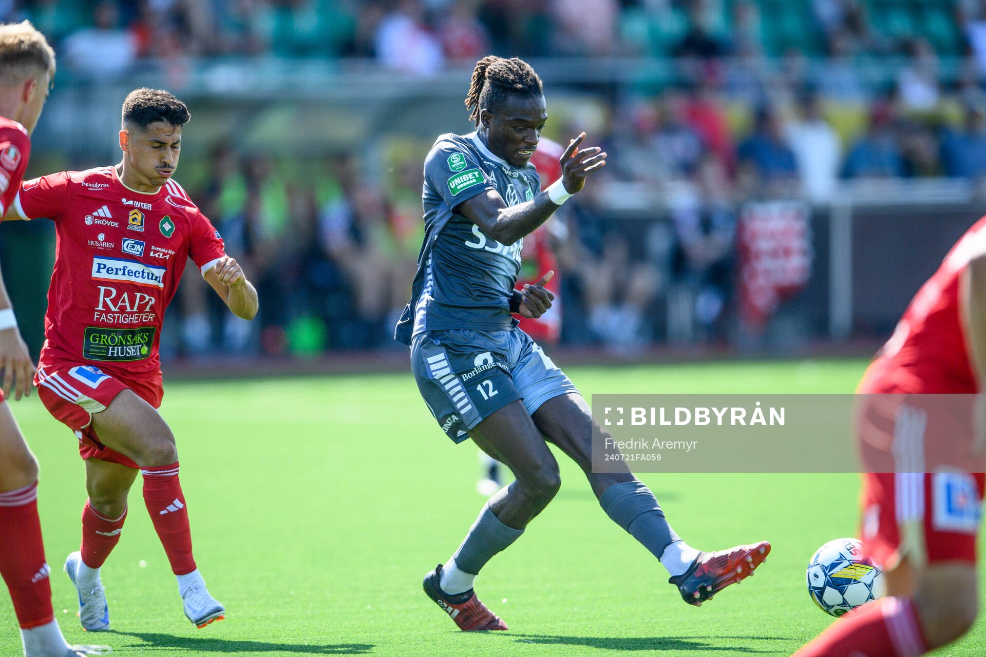 Skövde AIKs Marcus Mikhail och Brages Ieltsin Jeronimo Semedo Camoes under fotbollsmatchen i Superettan mellan Skövde AIK och Brage den 21 juli 2024 i Skövde.