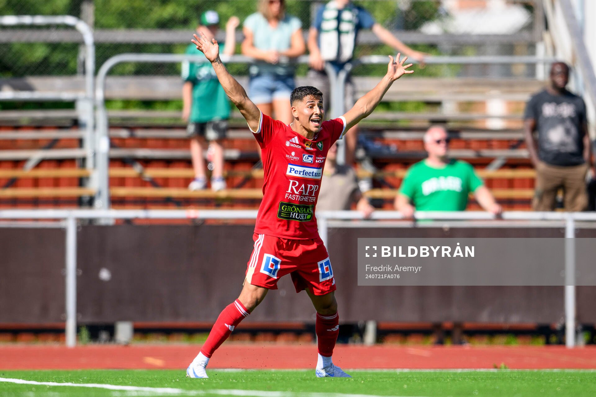 Skövde AIKs Marcus Mikhail reagerar under fotbollsmatchen i Superettan mellan Skövde AIK och Brage den 21 juli 2024 i Skövde. 