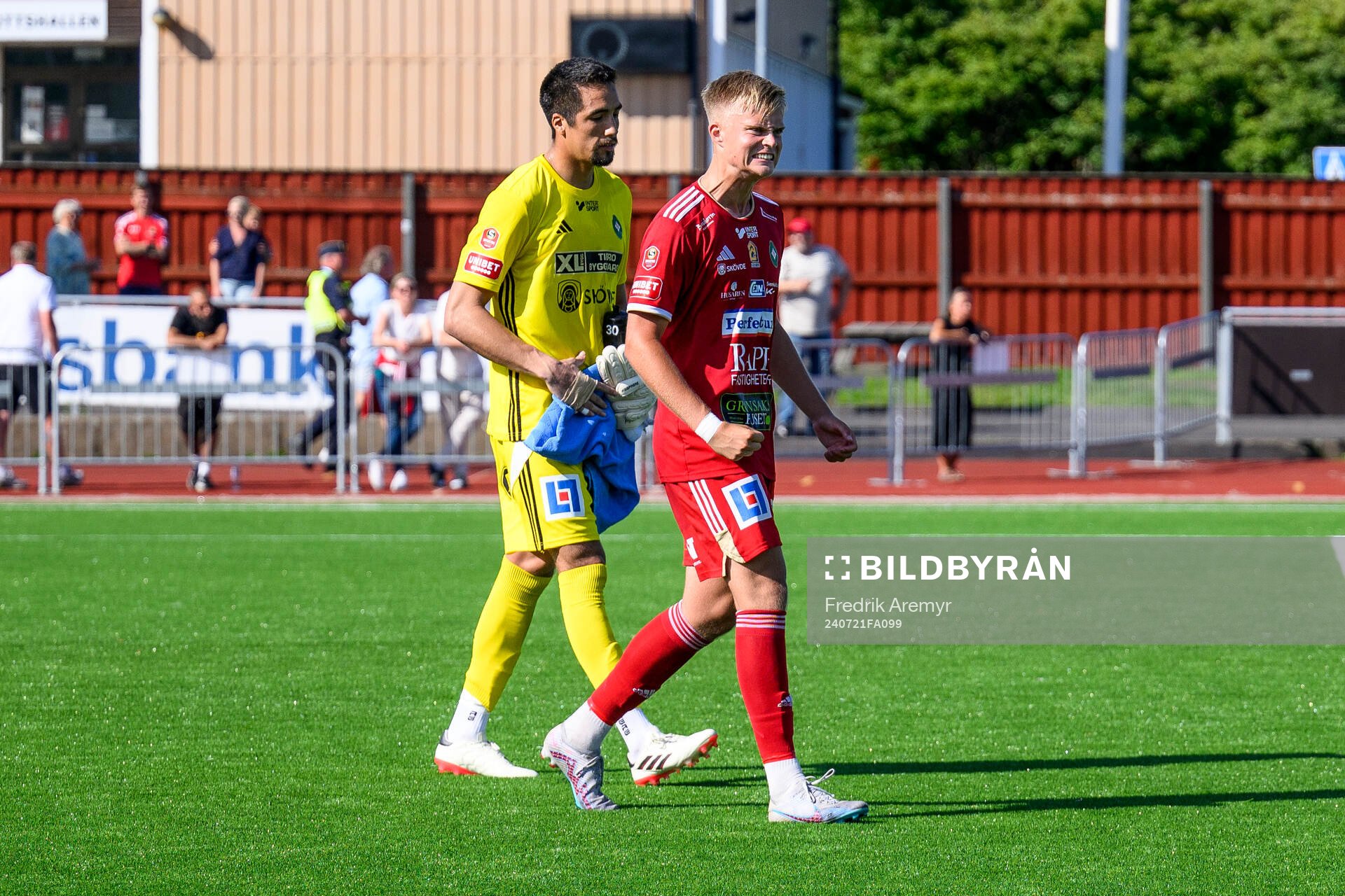 Skövde AIKs målvakt Adrian Zendejas och Edvin Tellgren