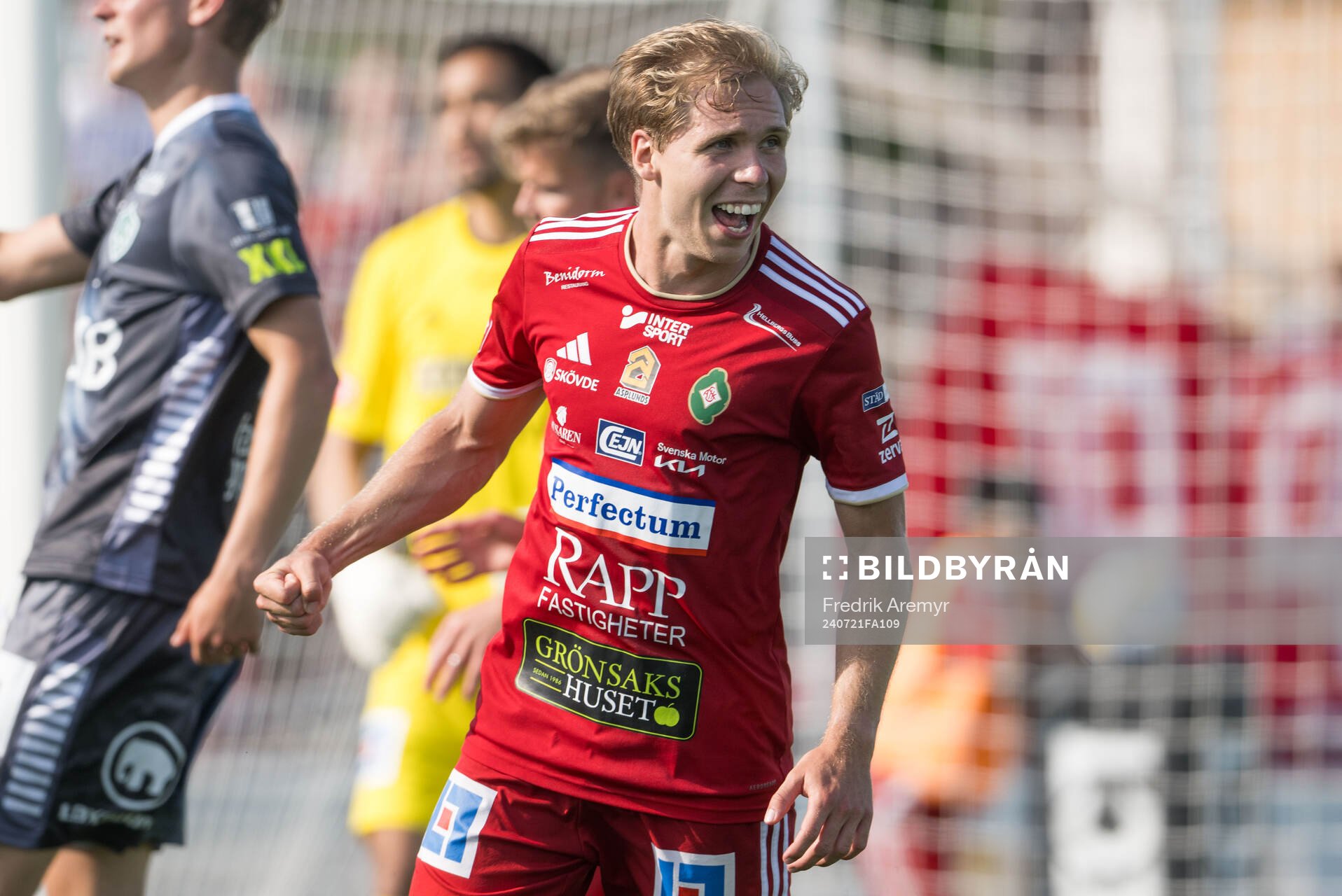Skövde AIKs Emil Skillermo jublar under fotbollsmatchen i Superettan mellan Skövde AIK och Brage den 21 juli 2024 i Skövde. 