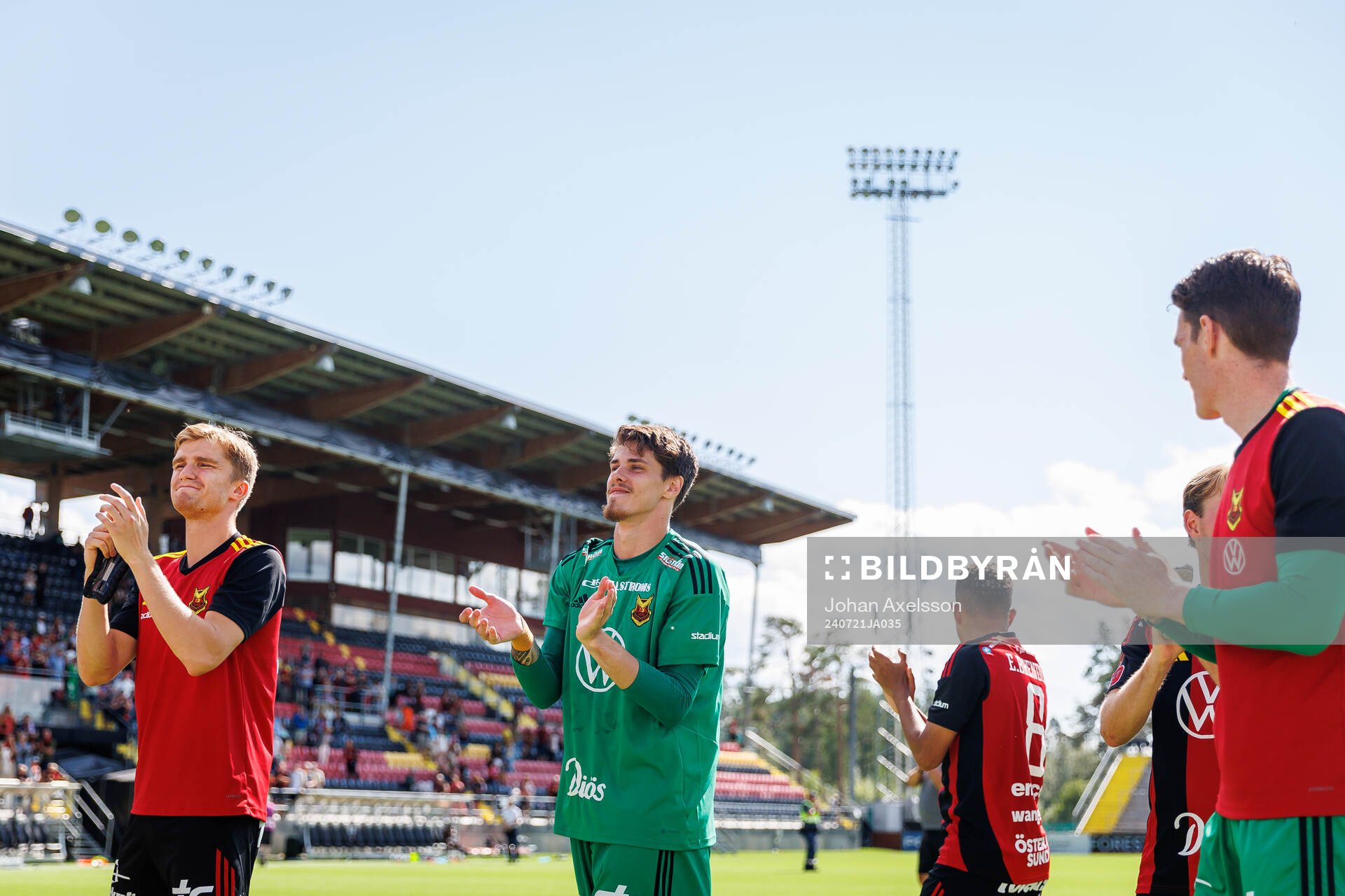 Östersunds målvakt Adam Benediktsson jublar