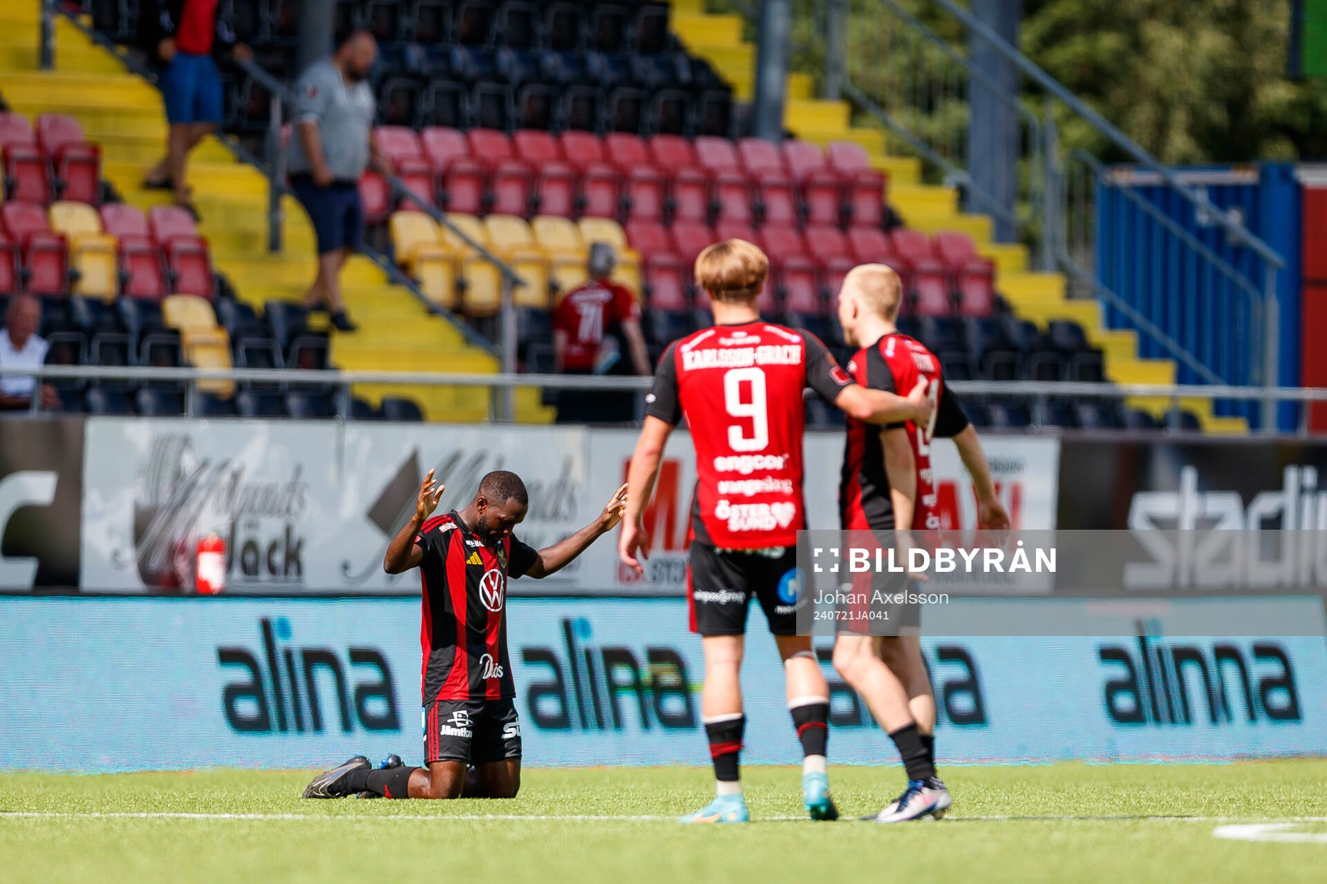 Östersunds Chrisnovic Isemoli N'sa jublar efter fotbollsmatchen i Superettan mellan Östersund och Degerfors den 21 juli 2024 i Östersund.