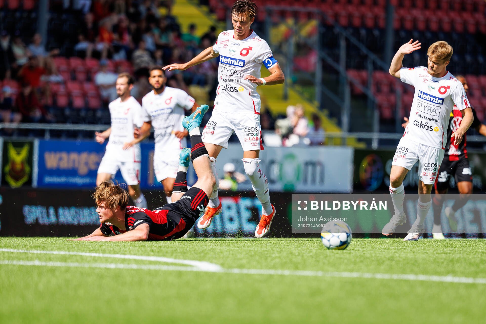 Östersunds Sebastian Karlsson Grach i akmp med Degerfors