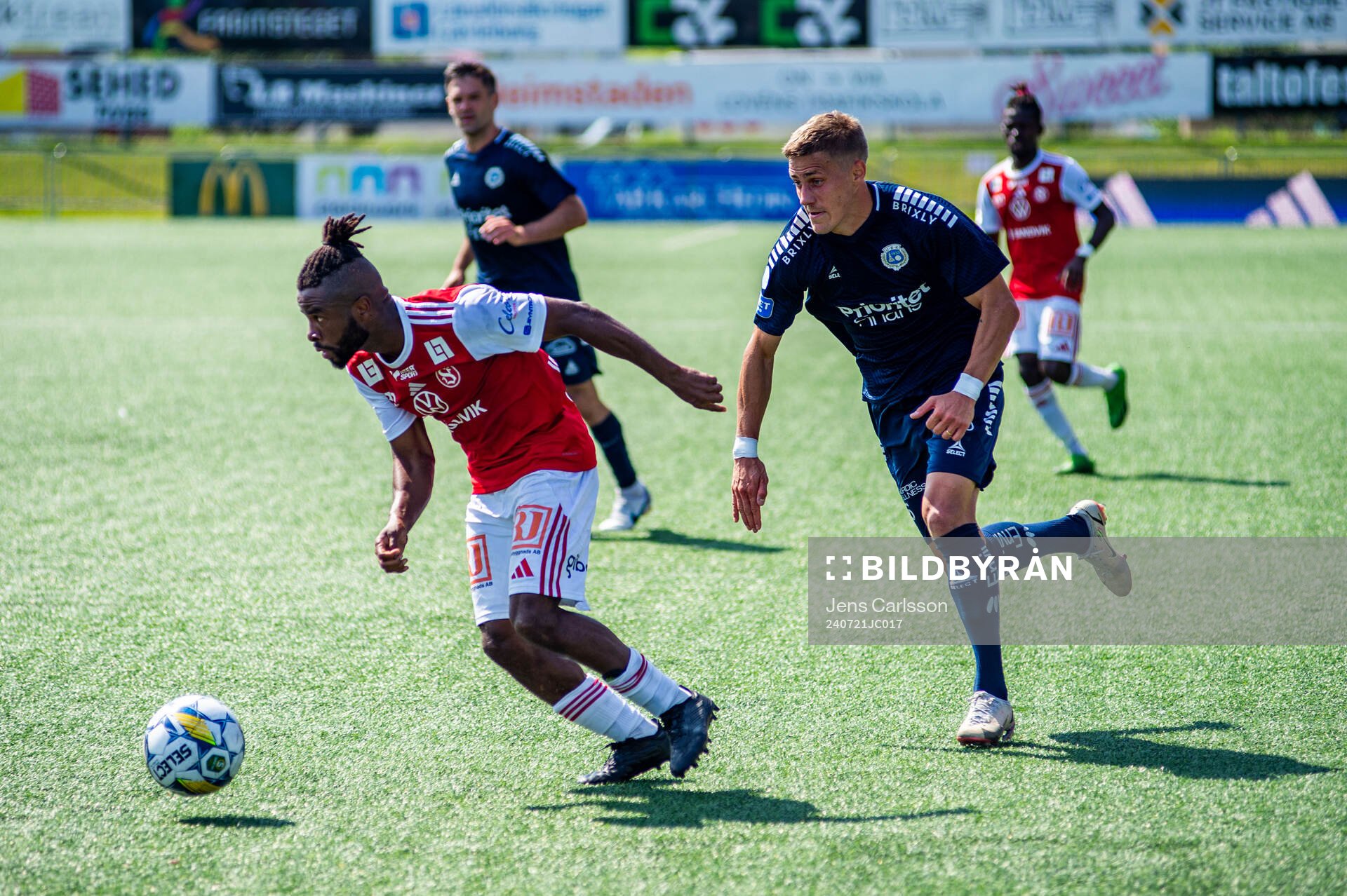 Sandvikens IFs John Junior Igbarumah och Utsiktens Erik