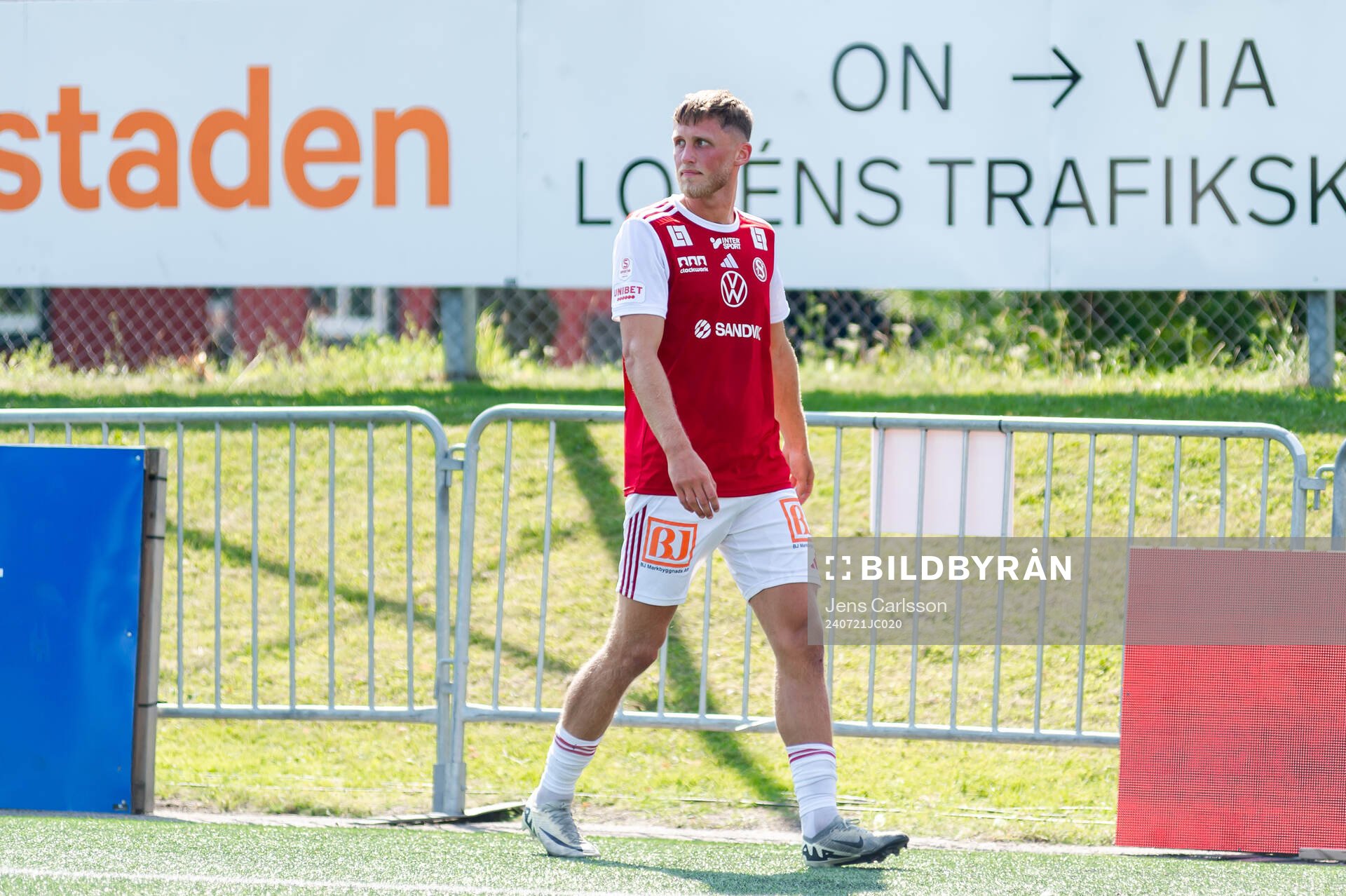 Sandvikens IFs Emil Engqvist lämnar planen
