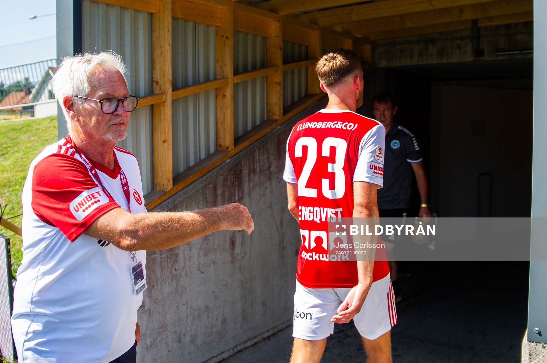 Sandvikens IFs Emil Engqvist lämnar planen