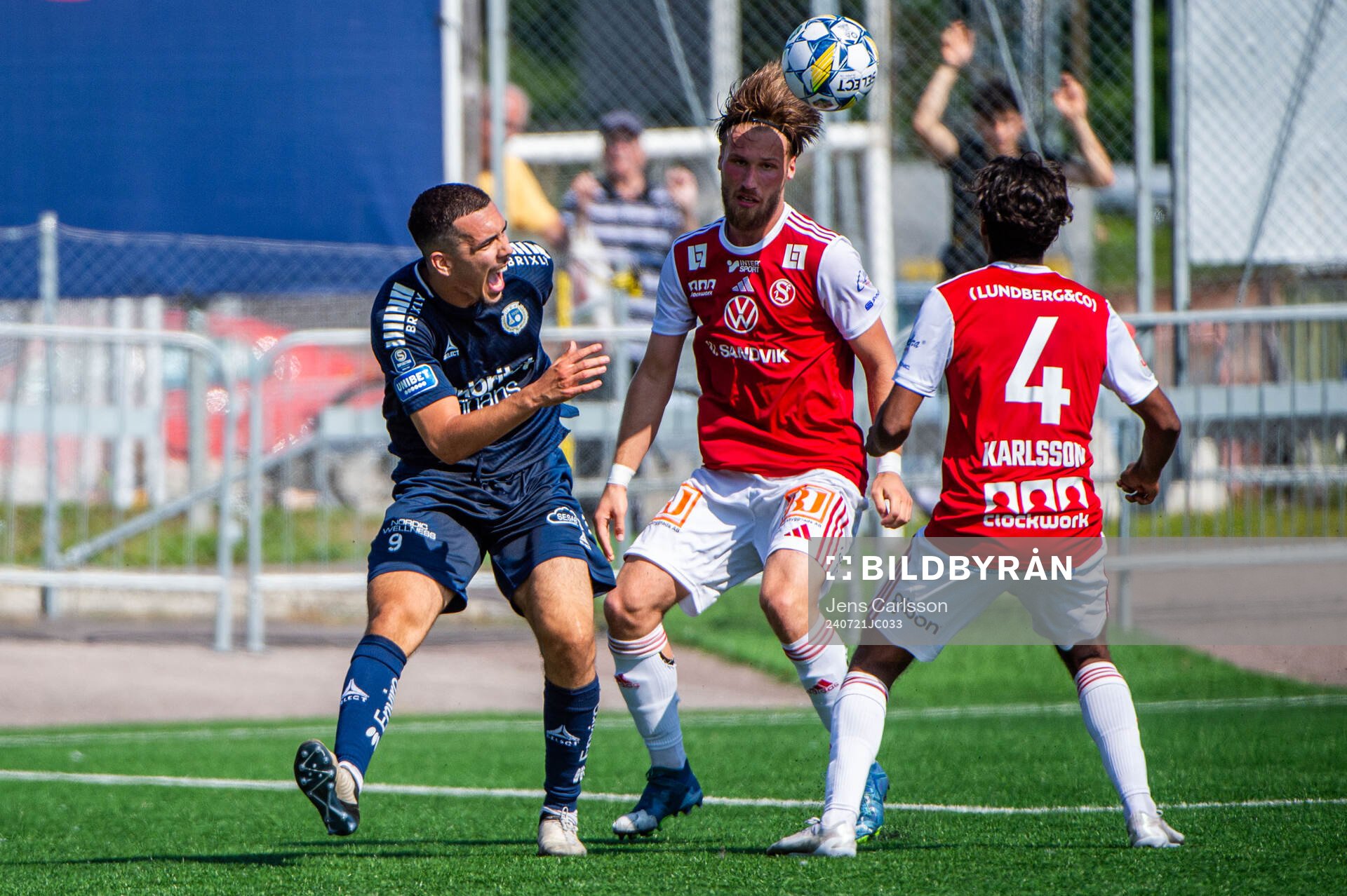 Utsiktens Lucas Lima och Sandvikens IFs Kasper Harletun under fotbollsmatchen i Superettan mellan Sandviken och Utsikten den 21 juli 2024 i Sandviken. 