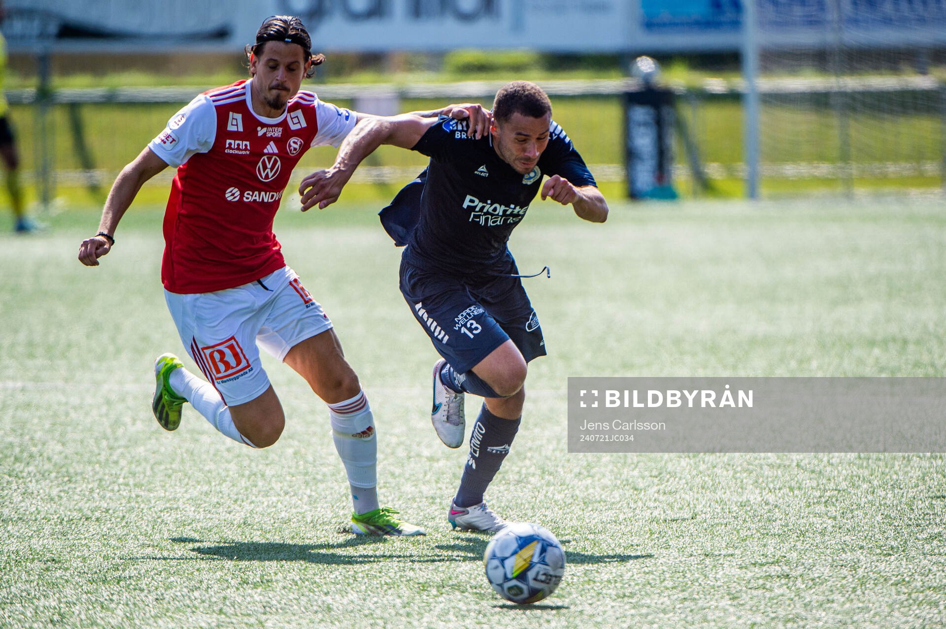 Sandvikens IFs Alexandar Mutic och Utsiktens Malkolm Moenza under fotbollsmatchen i Superettan mellan Sandviken och Utsikten den 21 juli 2024 i Sandviken. 