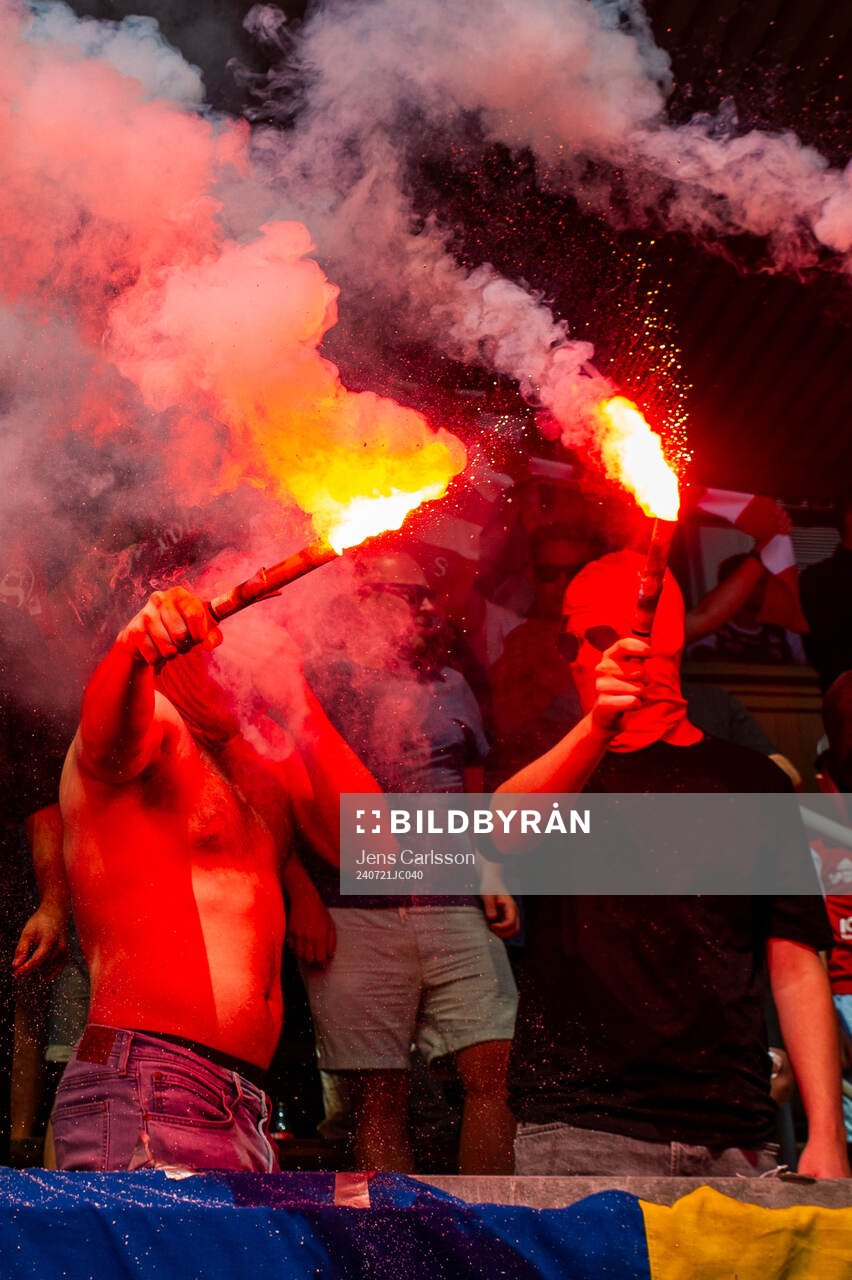 Sandvikens supportrar med pyroteknik