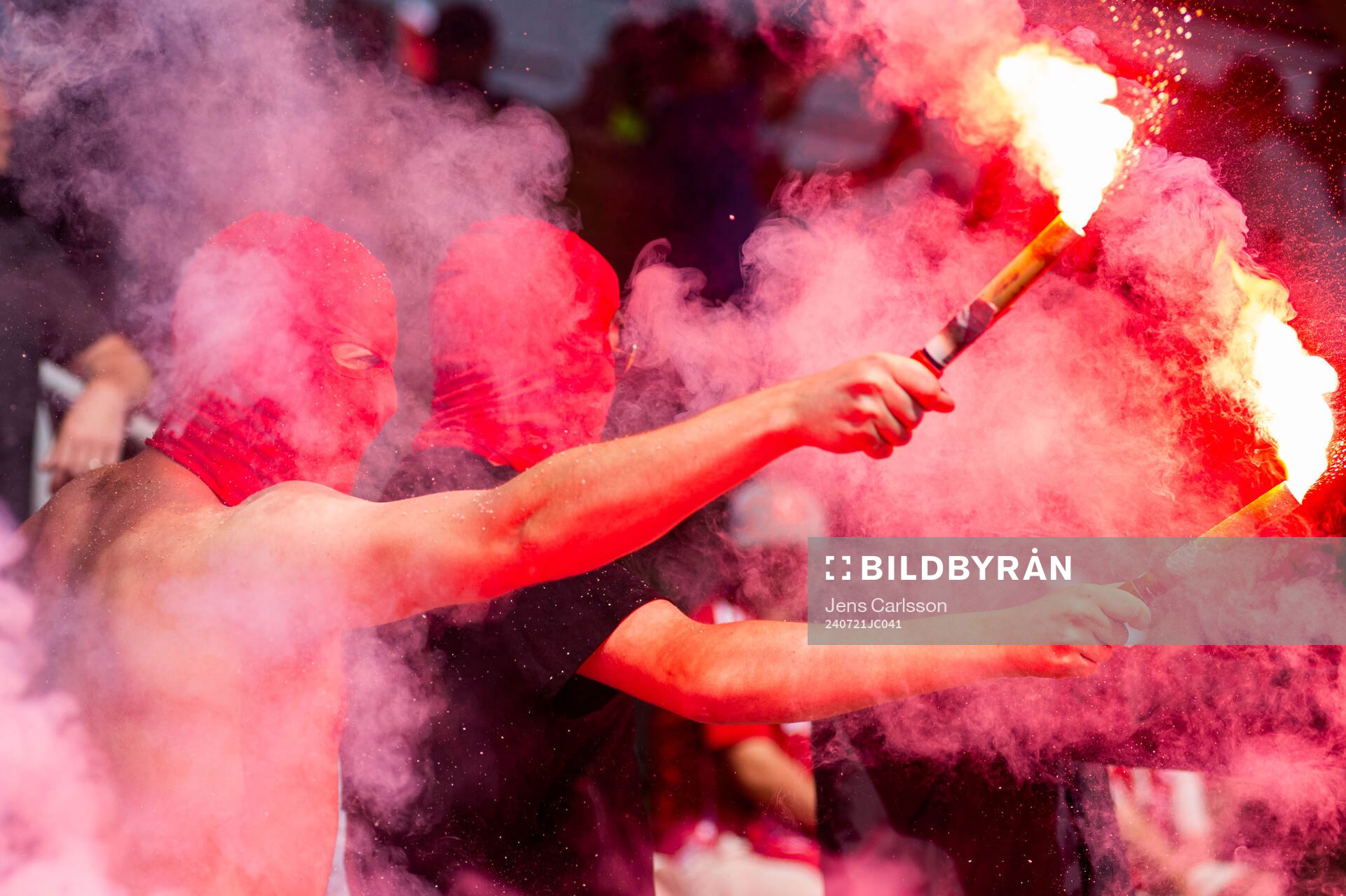 Sandvikens supportrar med pyroteknik