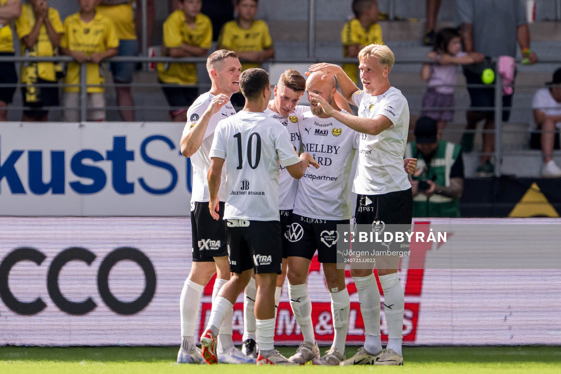 Mjällbys Elliot Stroud jublar