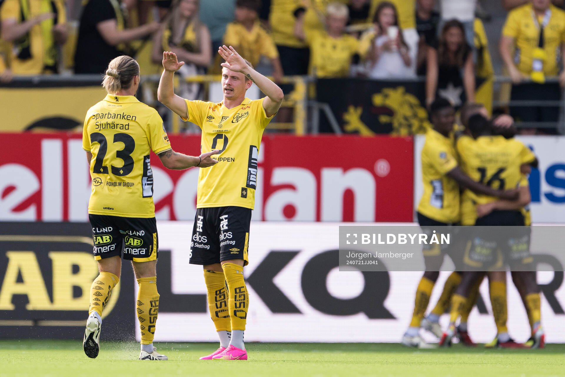 Elfsborgs Niklas Hult och Simon Hedlund jublar