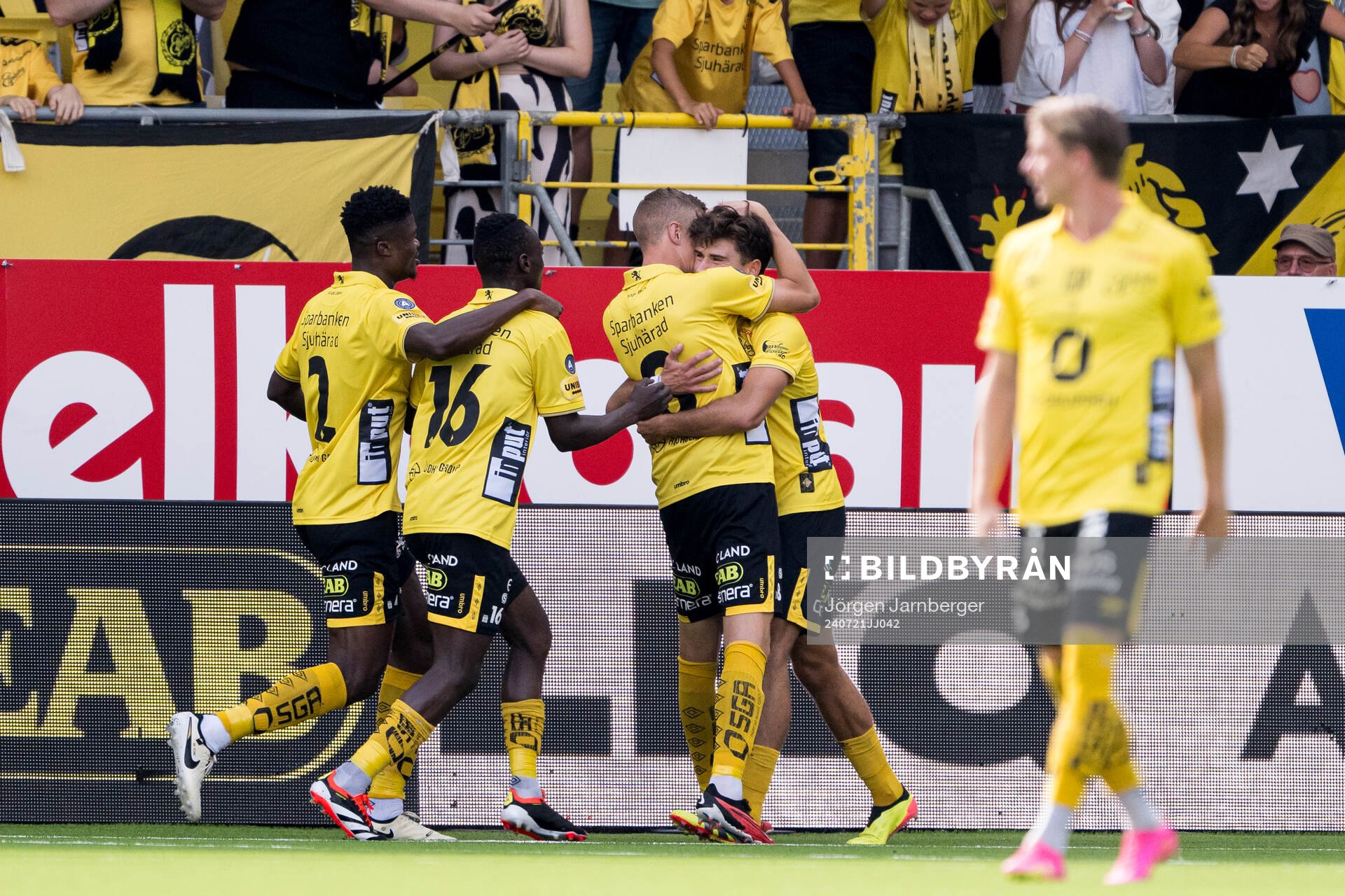 Elfsborgs Sebastian Holmen jublar med Besfort Zeneli efter 3-1 under fotbollsmatchen i Allsvenskan mellan Elfsborg och Mjällby den 21 juli 2024 i Borås.