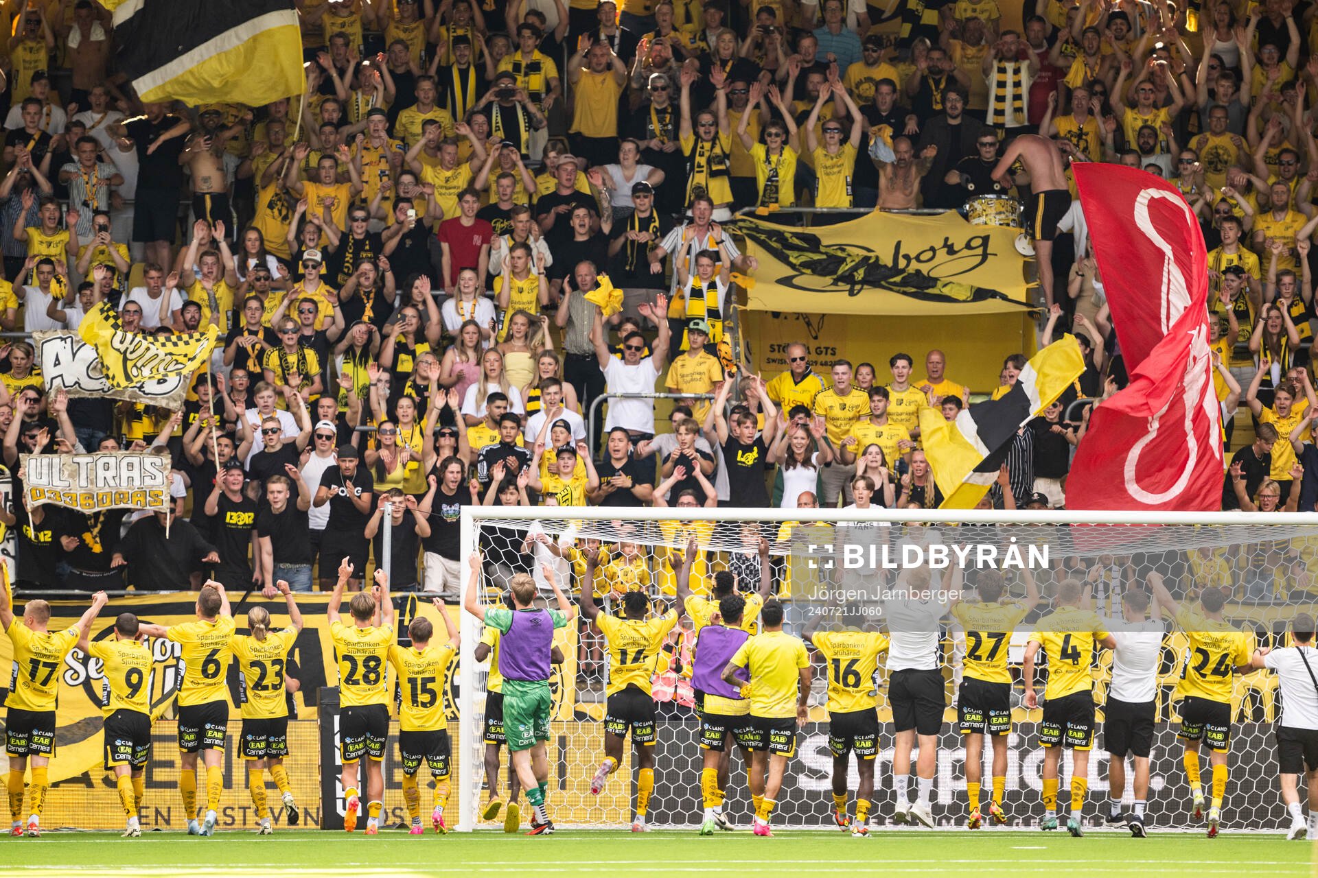 Elfsborgs spelare jublar med supportrarna