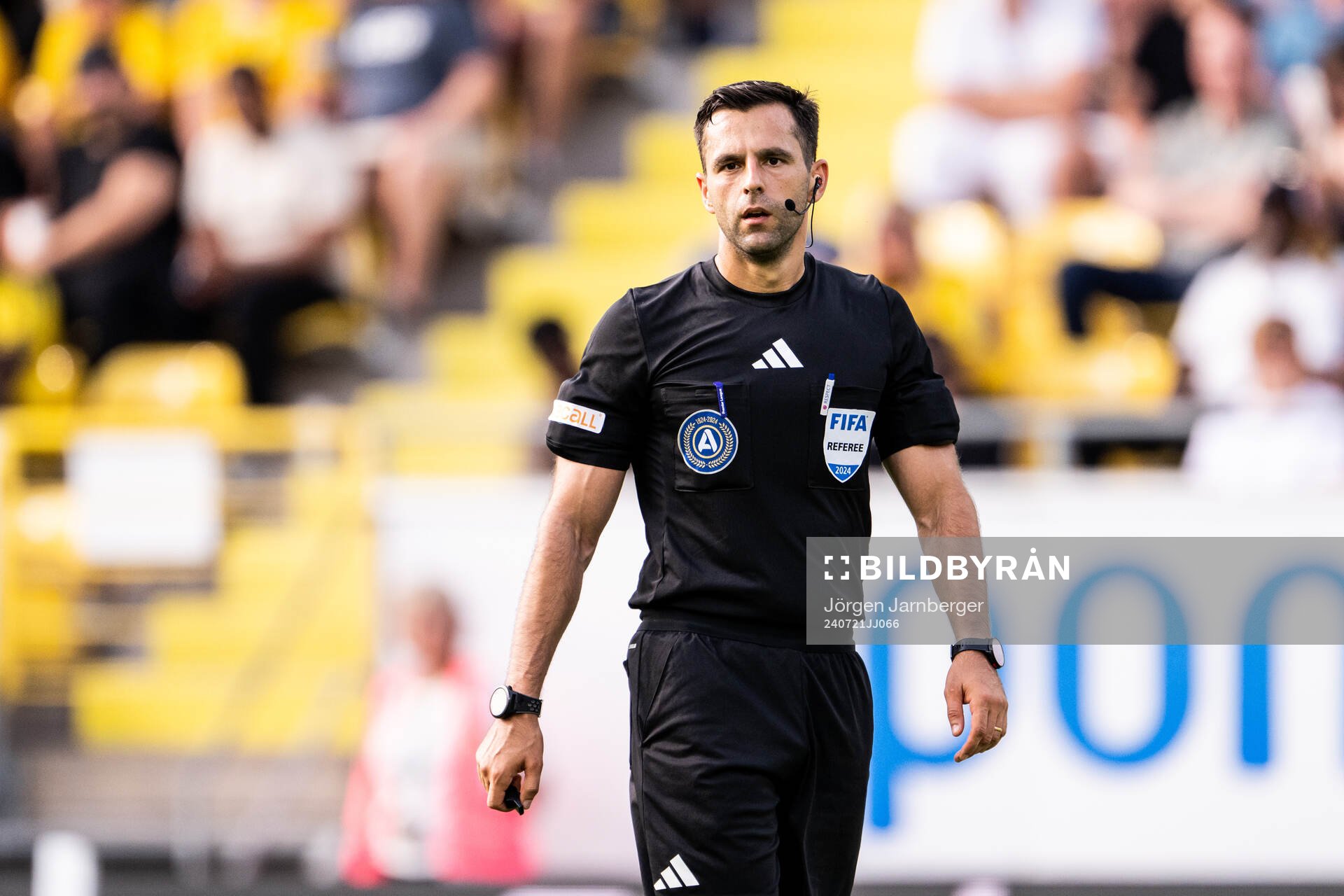 Domare Granit Maqedonci under fotbollsmatchen i Allsvenskan mellan Elfsborg och Mjällby den 21 juli 2024 i Borås. 