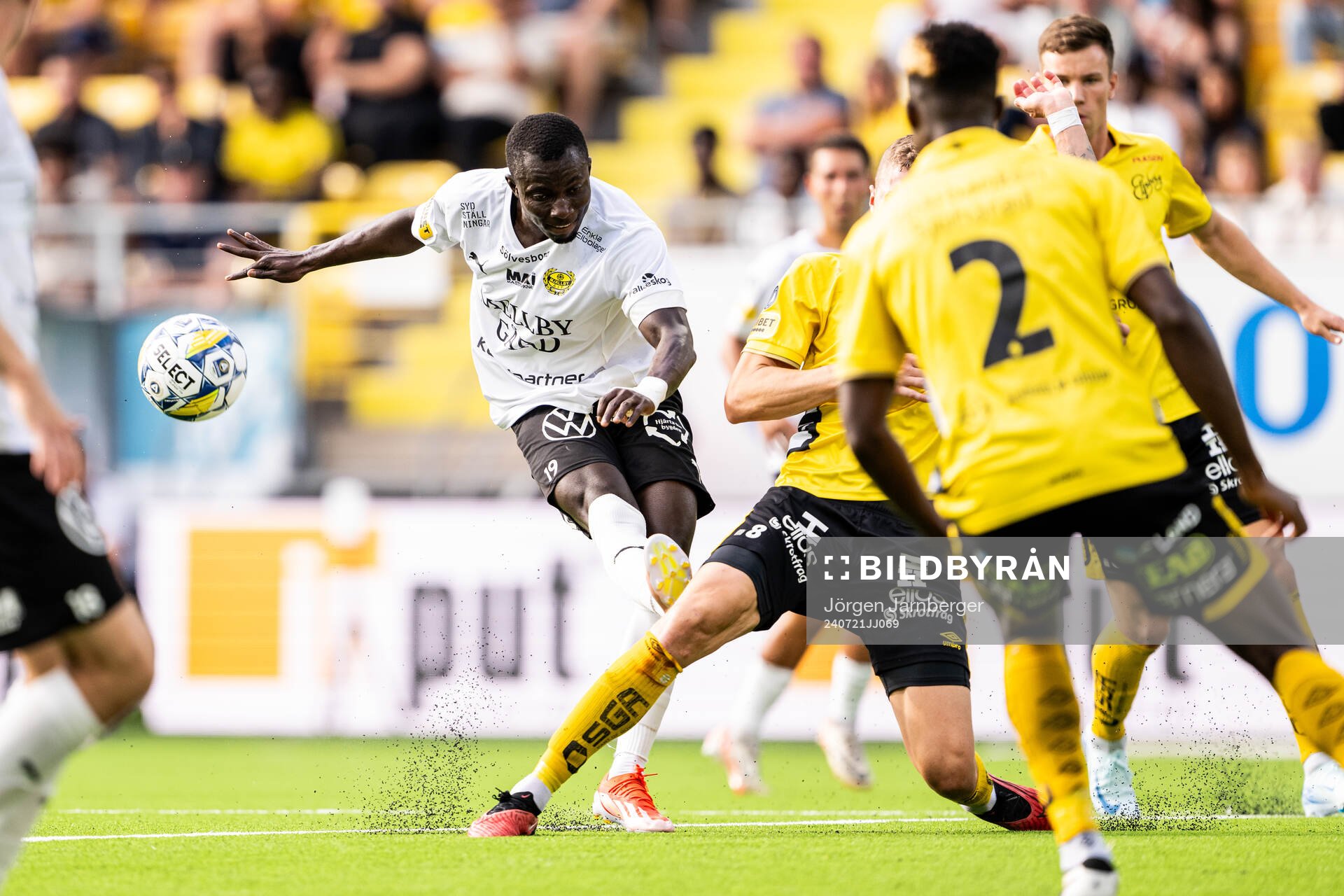 Mjällbys Abdoulie Manneh under fotbollsmatchen i Allsvenskan mellan Elfsborg och Mjällby den 21 juli 2024 i Borås. 