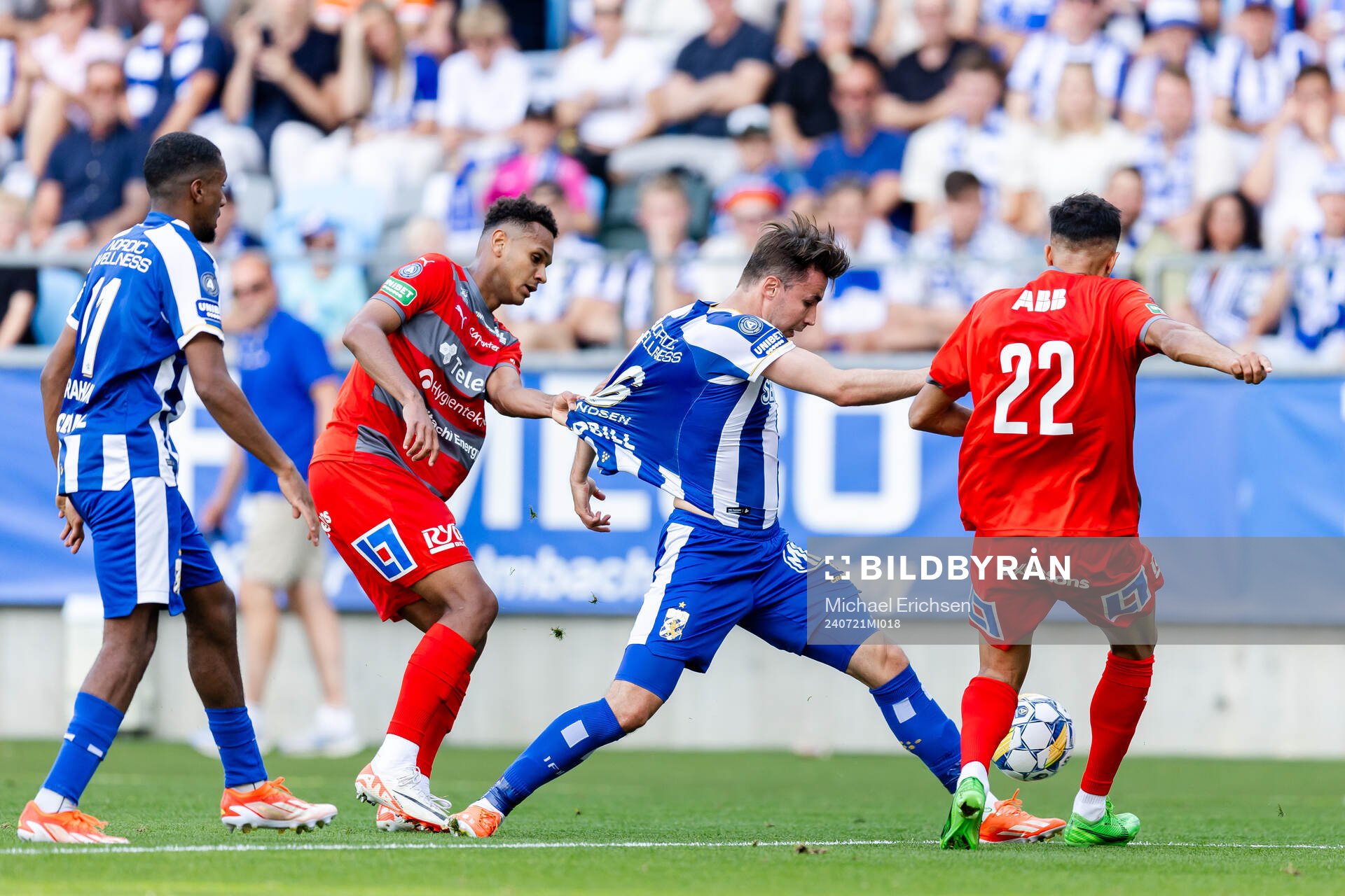 IFK Göteborgs Anders Trondsen i en kamp mot Västerås