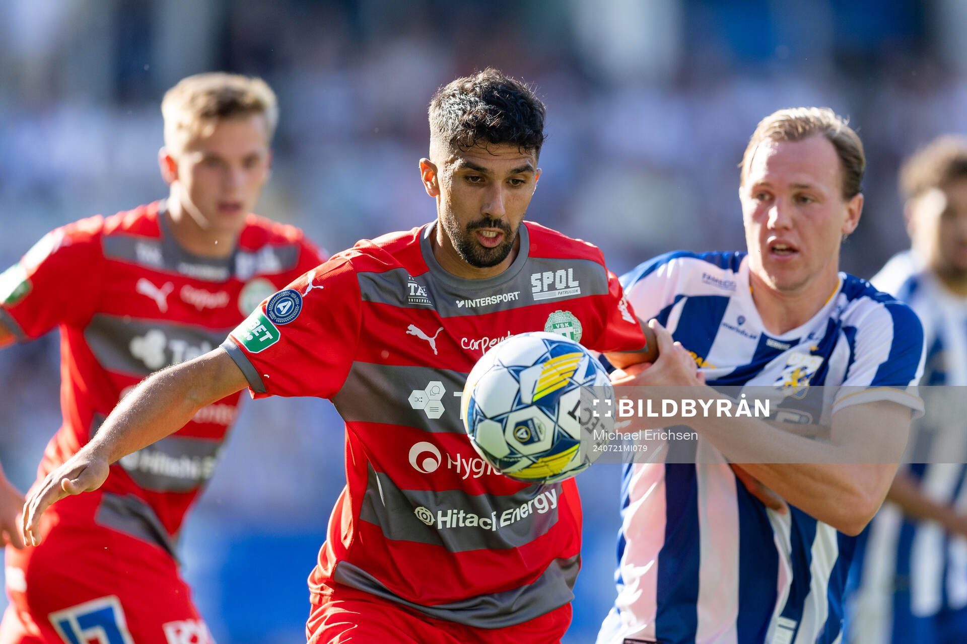 Västerås Elyas Bouzaiene och IFK Göteborgs Adam Carlén