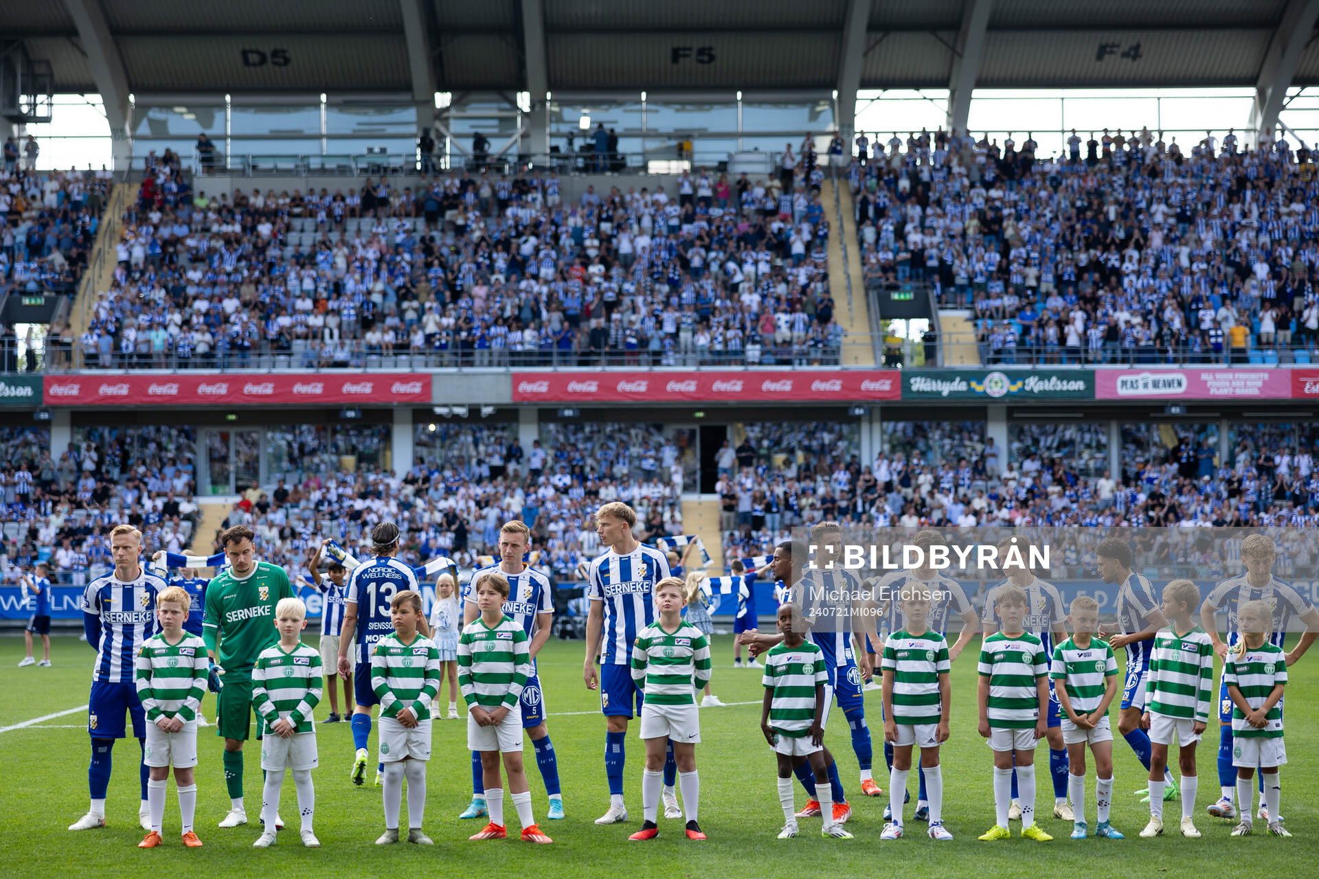 IFK Göteborgs spelare på line up innan fotbollsmatchen i