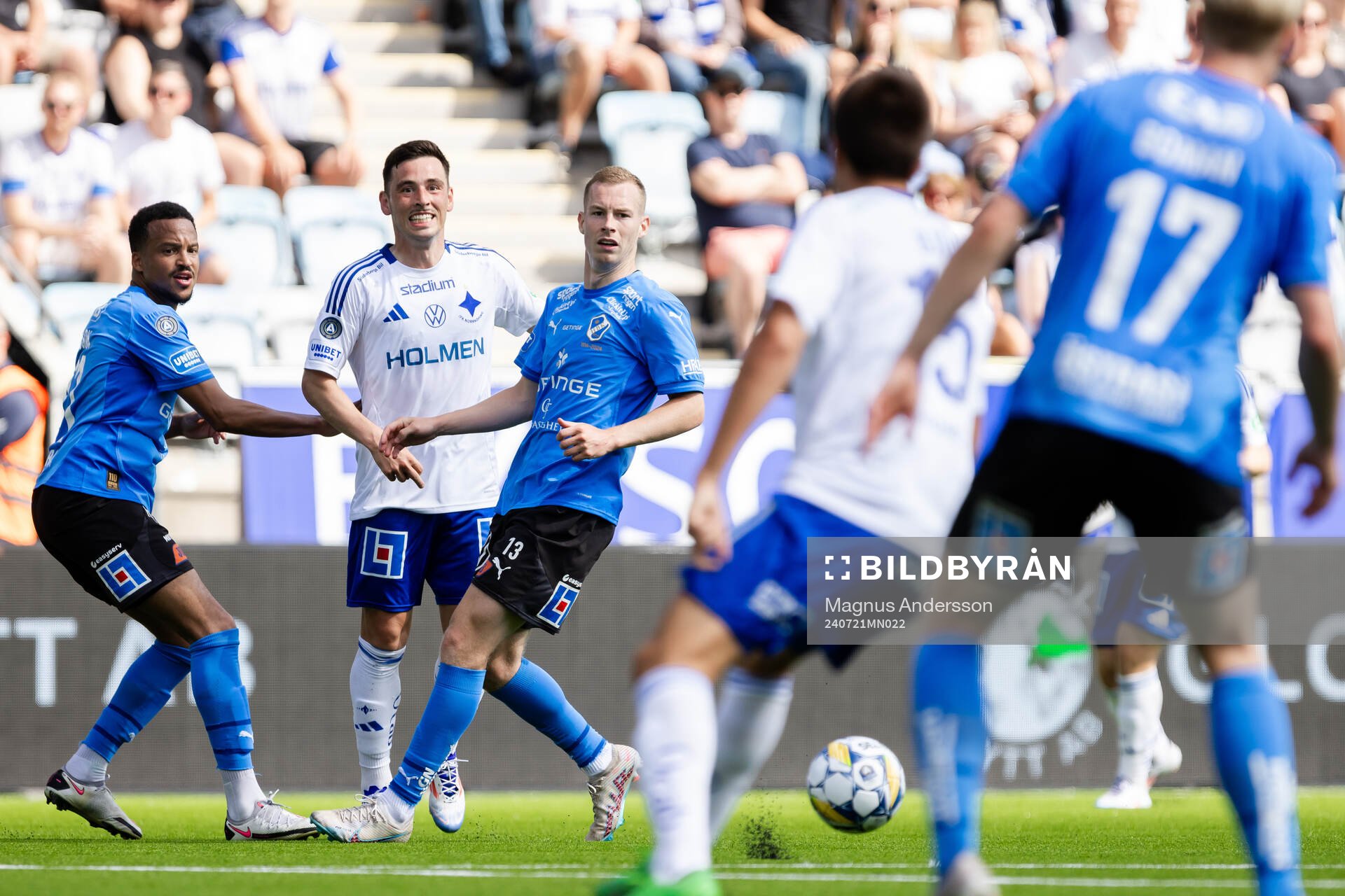 Halmstads Marcus Olsson och Gisli Eyjolfsson i en kamp mot