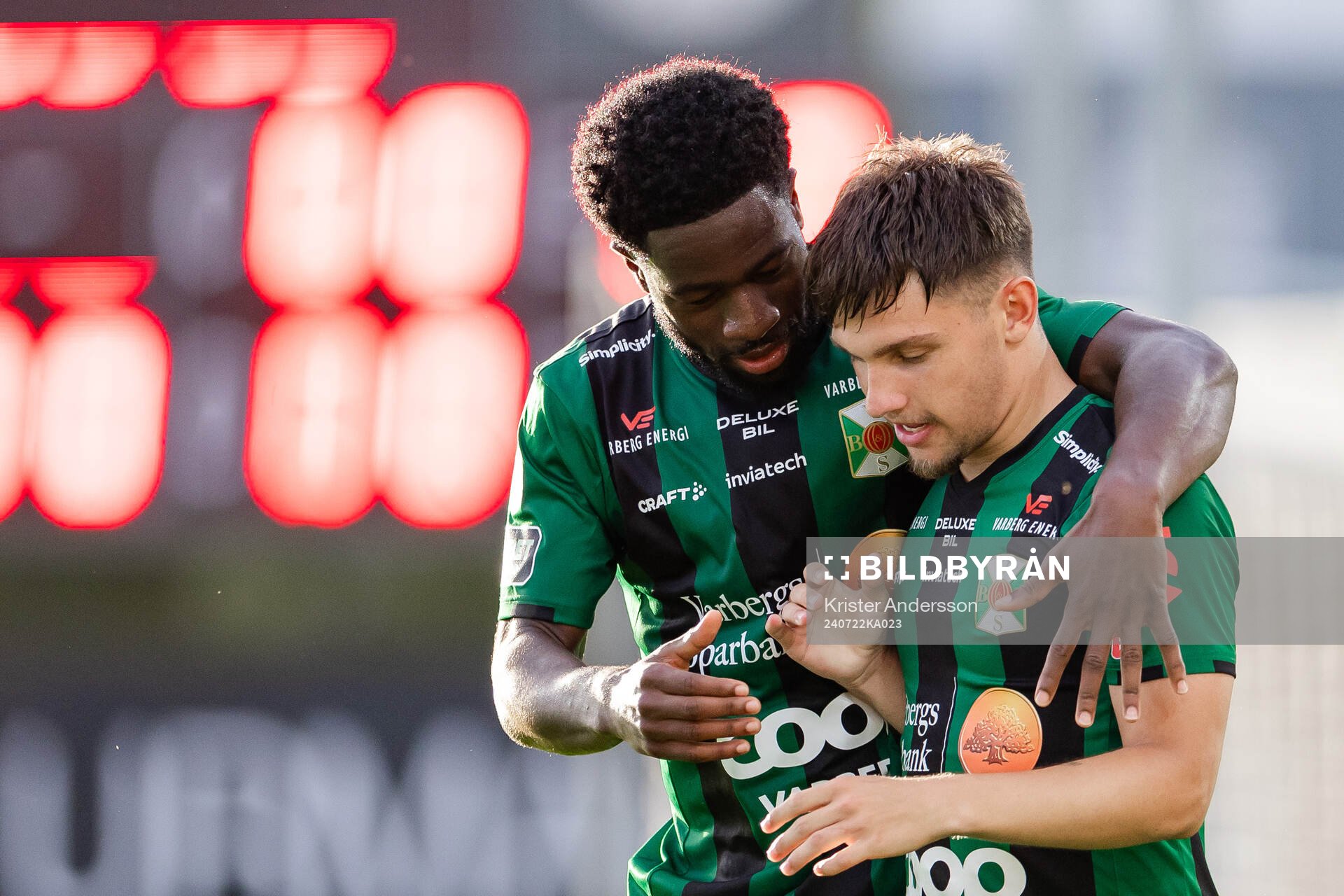 Varbergs Isak Bjerkebo jublar med Kevin Appiah Nyarko efter 1-1 under fotbollsmatchen i Superettan mellan Varberg och Landskrona den 22 juli 2024 i Varberg.