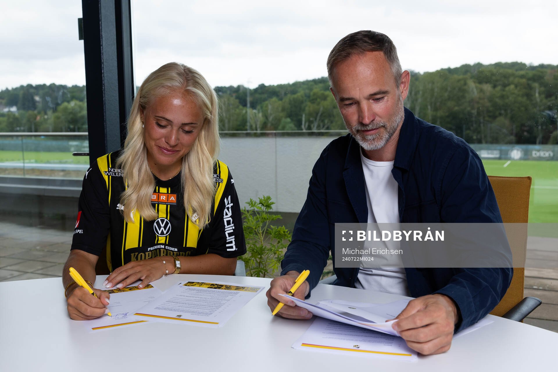 Häckens nyförvärv Alva Selerud skriver på kontrakt ihop
