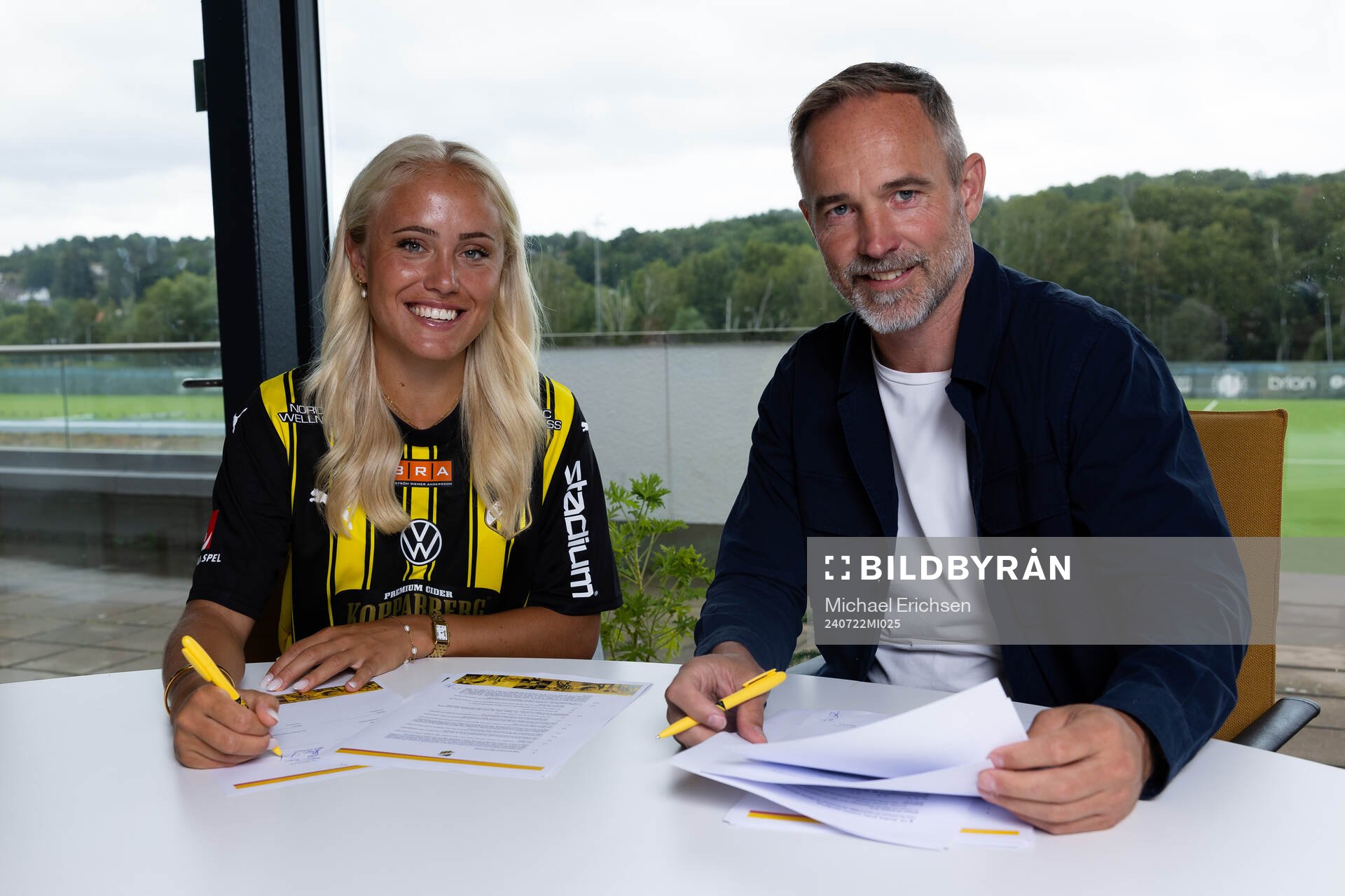 Häckens nyförvärv Alva Selerud skriver på kontrakt ihop