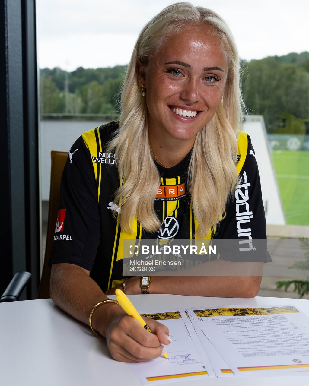 Häckens nyförvärv Alva Selerud skriver på kontrakt ihop