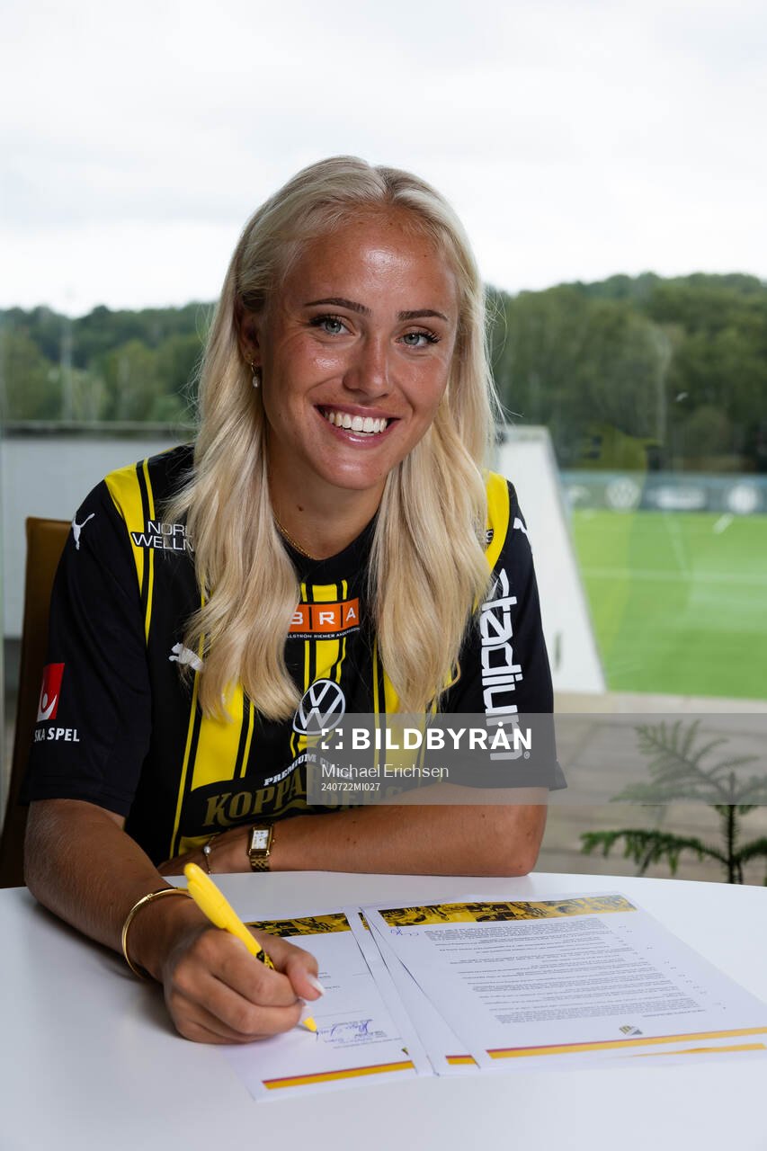 Häckens nyförvärv Alva Selerud skriver på kontrakt ihop