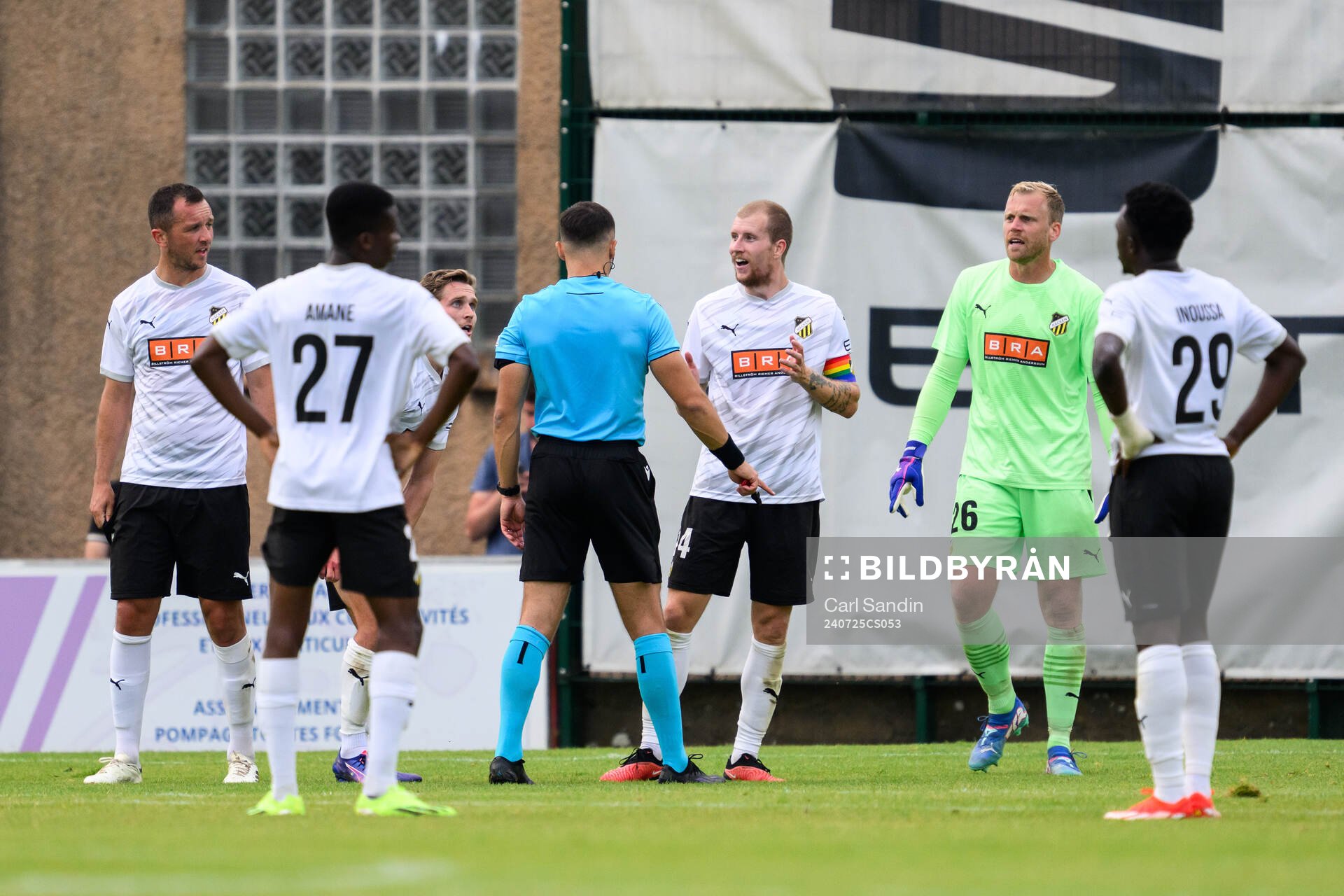 Simon Gustafson of Häcken and Referee Antoni Bandic
