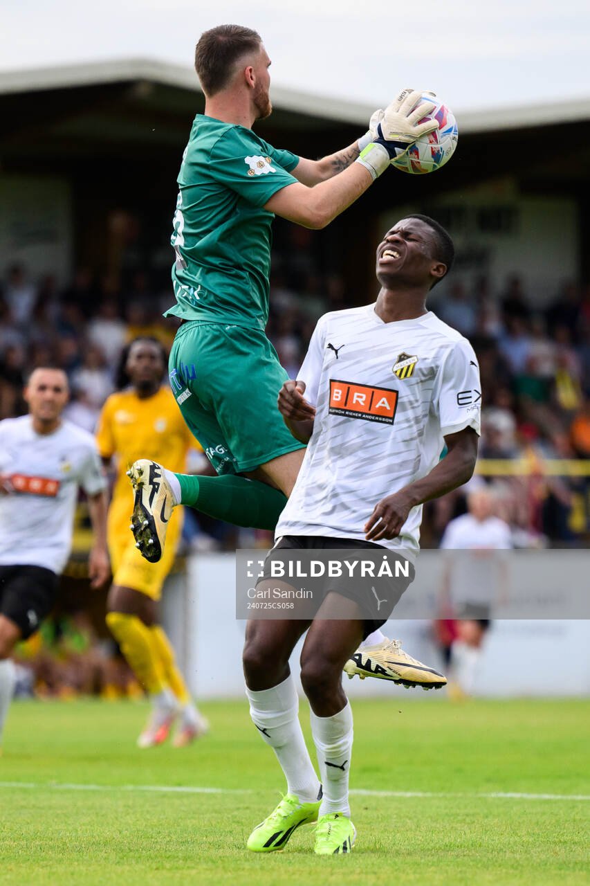 Didier Desprez of Diddeleng and Akoua Romeo Amane of Häcken