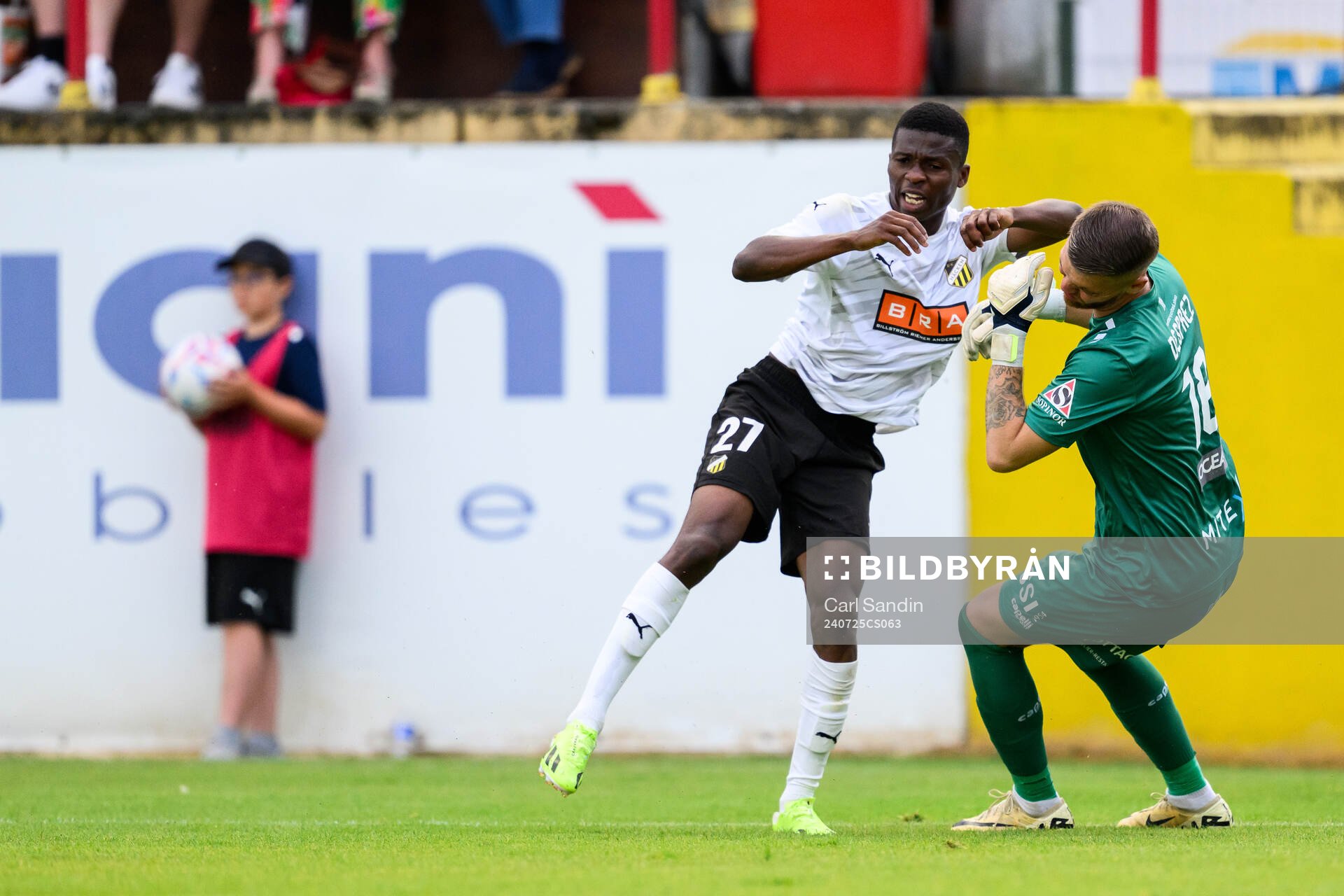 Akoua Romeo Amane of Häcken and Didier Desprez of Diddeleng