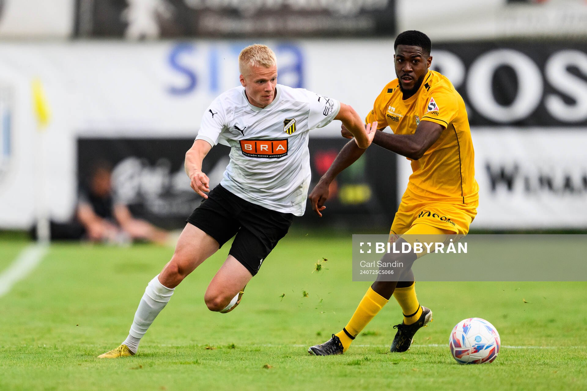 Axel Lindahl of Häcken and Bruno Frere of Diddeleng