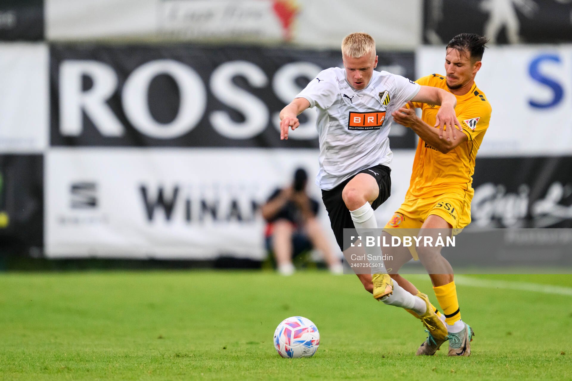 Axel Lindahl of Häcken and Yannick Schaus of Diddeleng