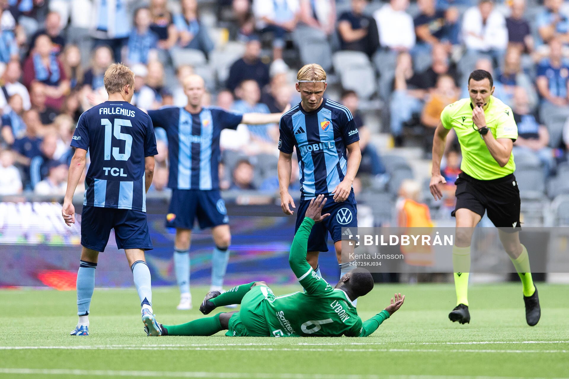 Tobias Gulliksen of Djurgården and Chris Lybohy of FC
