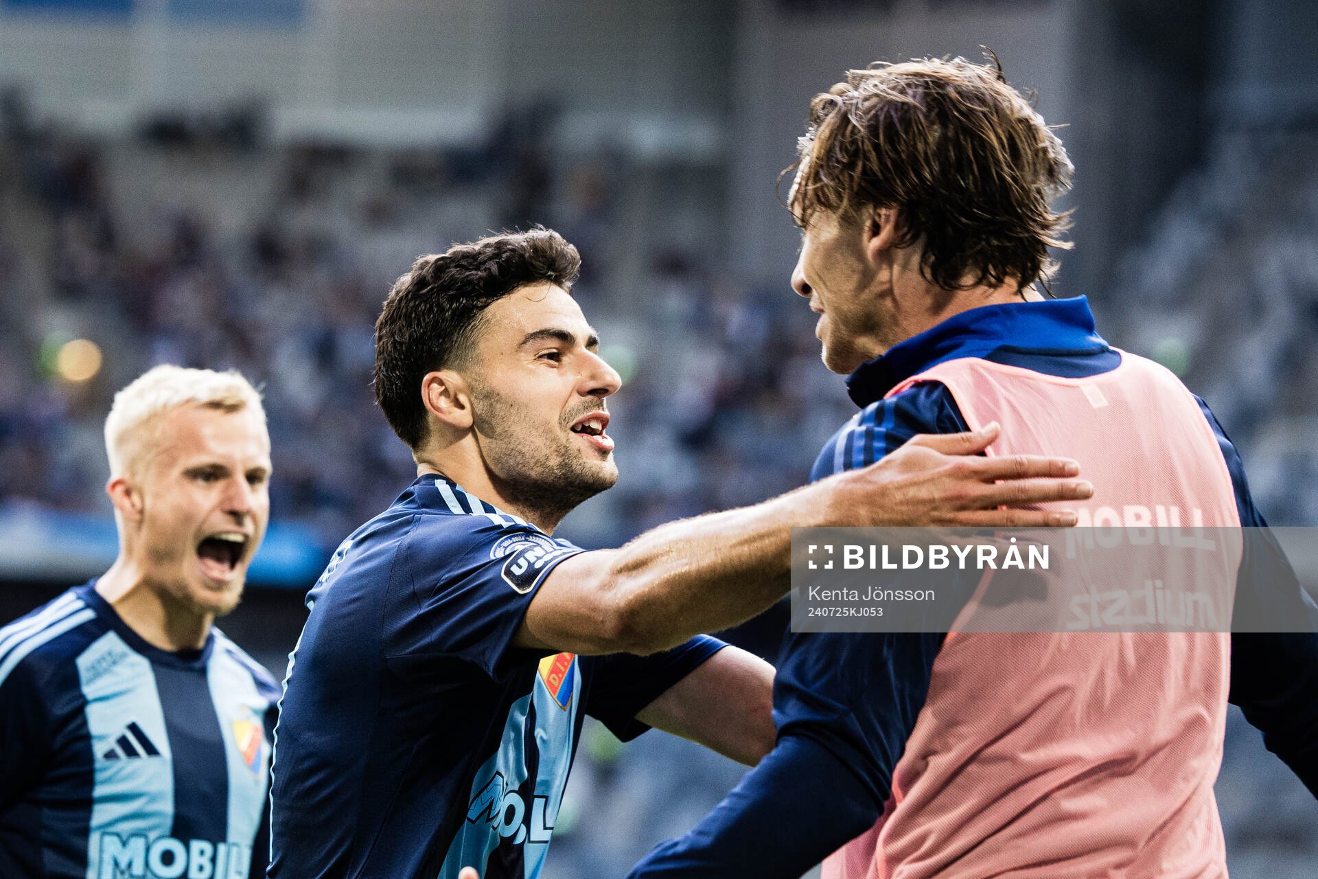 Deniz Hümmet and Albin Ekdal celebrates