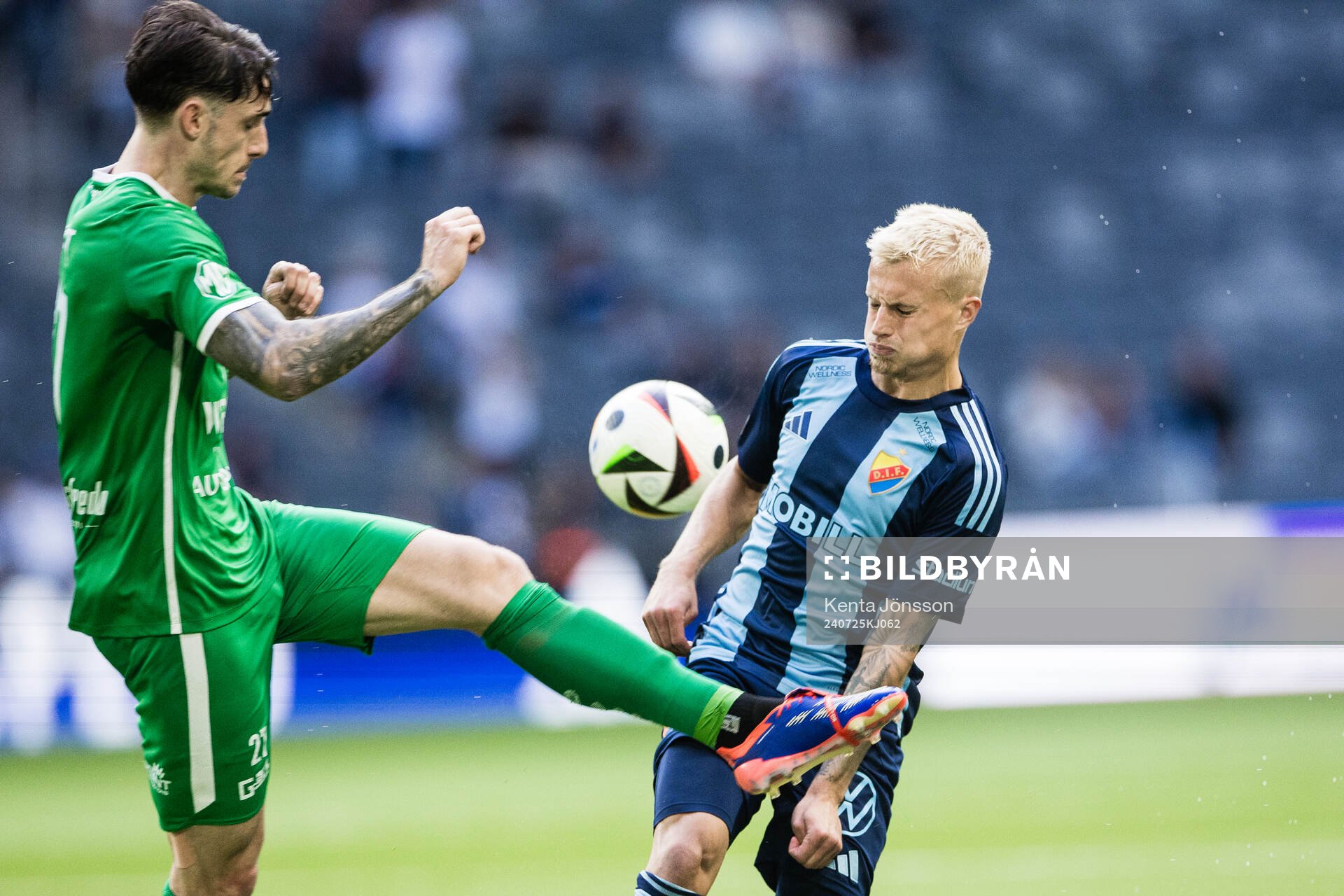 Vincent Peugnet of Progres Niederkorn and Viktor Bergh of
