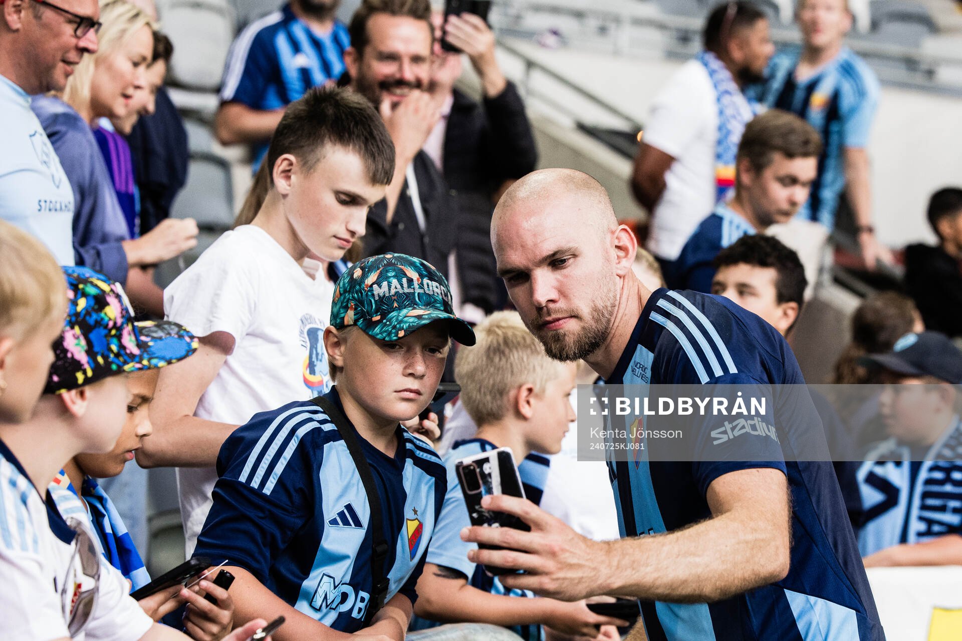 Marcus Danielson of Djurgården with fans