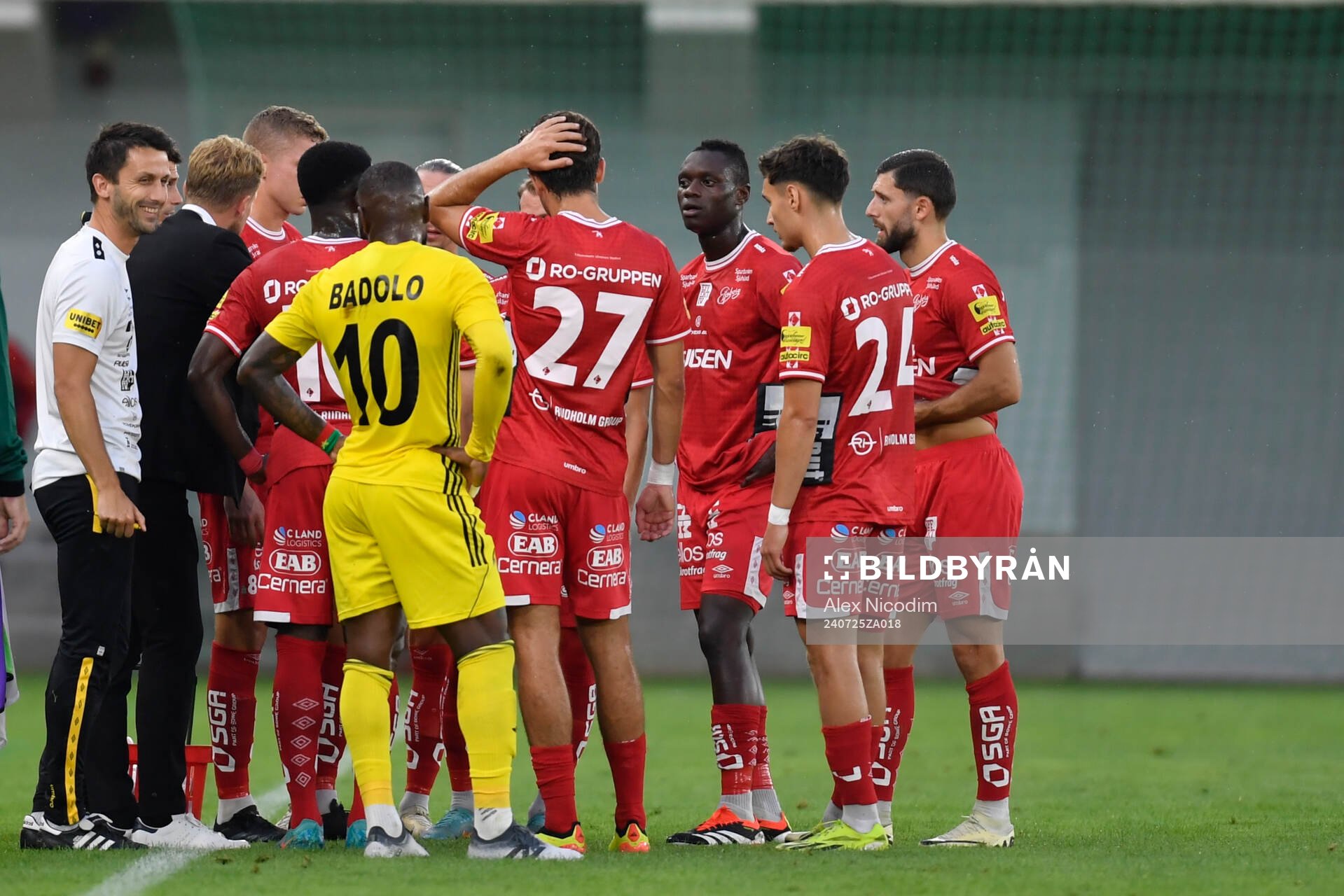 Michael Baidoo of Sheriff Tiraspol listen to the Manager