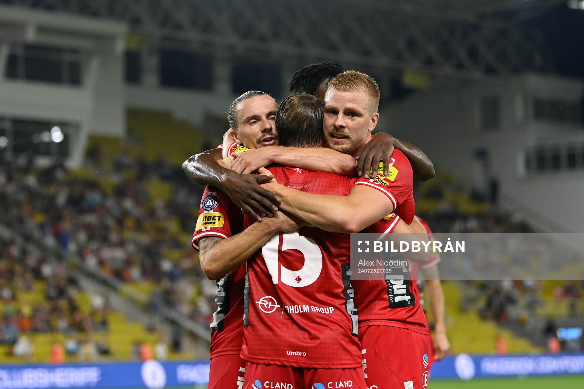 Simon Hedlund of Elfsborg celebrates with teammates
