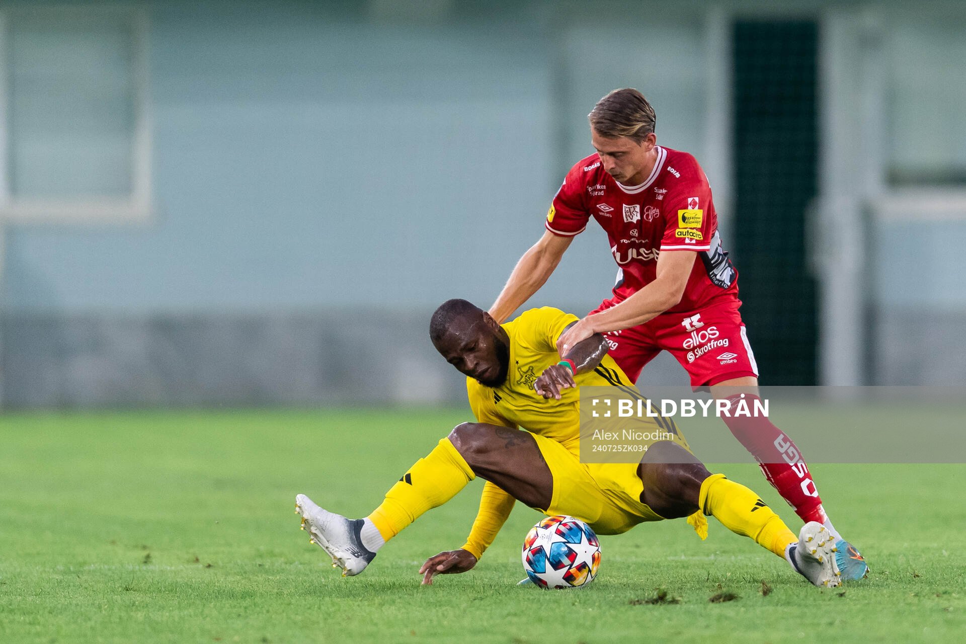 Simon Hedlund of Elfsborg and Cedric Badolo of Sheriff